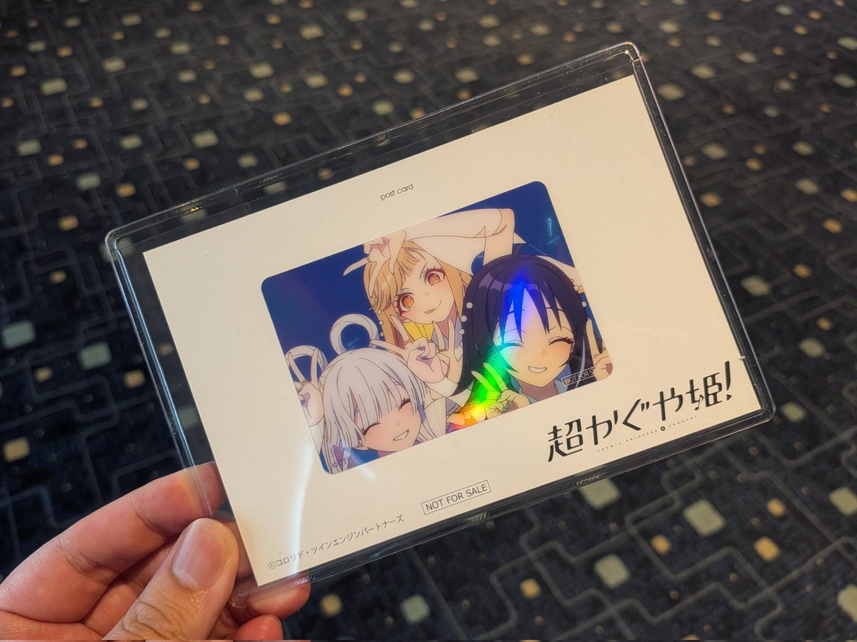 EijuneSound's tweet photo. 超かぐや姫！、20周くらい観てようやく（今更）思ったんだけど。
「かぐやと居たい」っていうセリフは、花火大会の日にかぐやが言い出せなかった言葉への返事になってたのかな。
「彩葉はお母さんのこと、好き？」というセリフへの有名な考察で「もし嫌いと言ってくれたら月まで彩葉を連れ帰ろうとしていた」というのがある。でも彩葉は嫌いとは言わなかった。あのとき、かぐやは現実に降り立ってから一番の我慢をして、自分の物語はここでエンディングにすると決心したわけで。
でも彩葉の歌を聴いて戻ってきた。戻ってきて、ヤチヨとして2030年の夏を再演して、「かぐや姫」のストーリーを描ききった。そこでヤチヨとしての物語も、おしまい。彩葉からのメッセージに反応しなかったのも、配信活動を辞めてしまったのも、エンディングを迎えたあとのことを知らないから彩葉への接し方も分からず何をしたらいいのかも分からないから、という考察も見た。でもきっと花火大会の日に決心したエンディングに向けて、2030年のひと夏（ふた夏）の思い出だけを抱えて緩やかに終わりを迎えたくて確固たる意志で何もしないことを選んだんじゃないだろうか。
だから彩葉の「かぐやと居たい」は、8000年間ヤチヨの心に残っていた最大の我慢（エンディング）の呪いを解くために必要な鍵だったんじゃないか。
「もうこれで終わってもいいと思っていたのに」は、単にかぐや姫としてのストーリーが終わってもいいということではなく、「複雑で、一回きりで、自由」な世界（人生）そのものの終わりでも良いんだと思ってたのかも。
その呪いを解くには、あの花火大会でかぐやが聞きたかった言葉が必要だったのかなって。彩葉が自分からお母さんの話をしたのは、ヤチヨの記憶をたどる中で花火大会の日にかぐやに掛けてしまった呪いを知って、お母さんという存在と自分自身の間にしっかり決着がついたことを示したかったんじゃないかなって。その前提があってこそ、あの日かぐやが聞きたかった「かぐやと居たい」が言えて、ヤチヨの呪いも解けたんじゃないかなって。

↑どうしても、「もうこれで終わってもいいと思っていたのに」より後に「この物語には続きがあるんだ」となっていたのが気になってて……
かぐやを本当の人間にすることが「続き」なら、ヤチヨの「もうこれで終わってもいいと思っていたのに」は順番がちぐはぐだから（単に「彩葉が側にいる」が「終わり」の先と解釈してもいいけど）