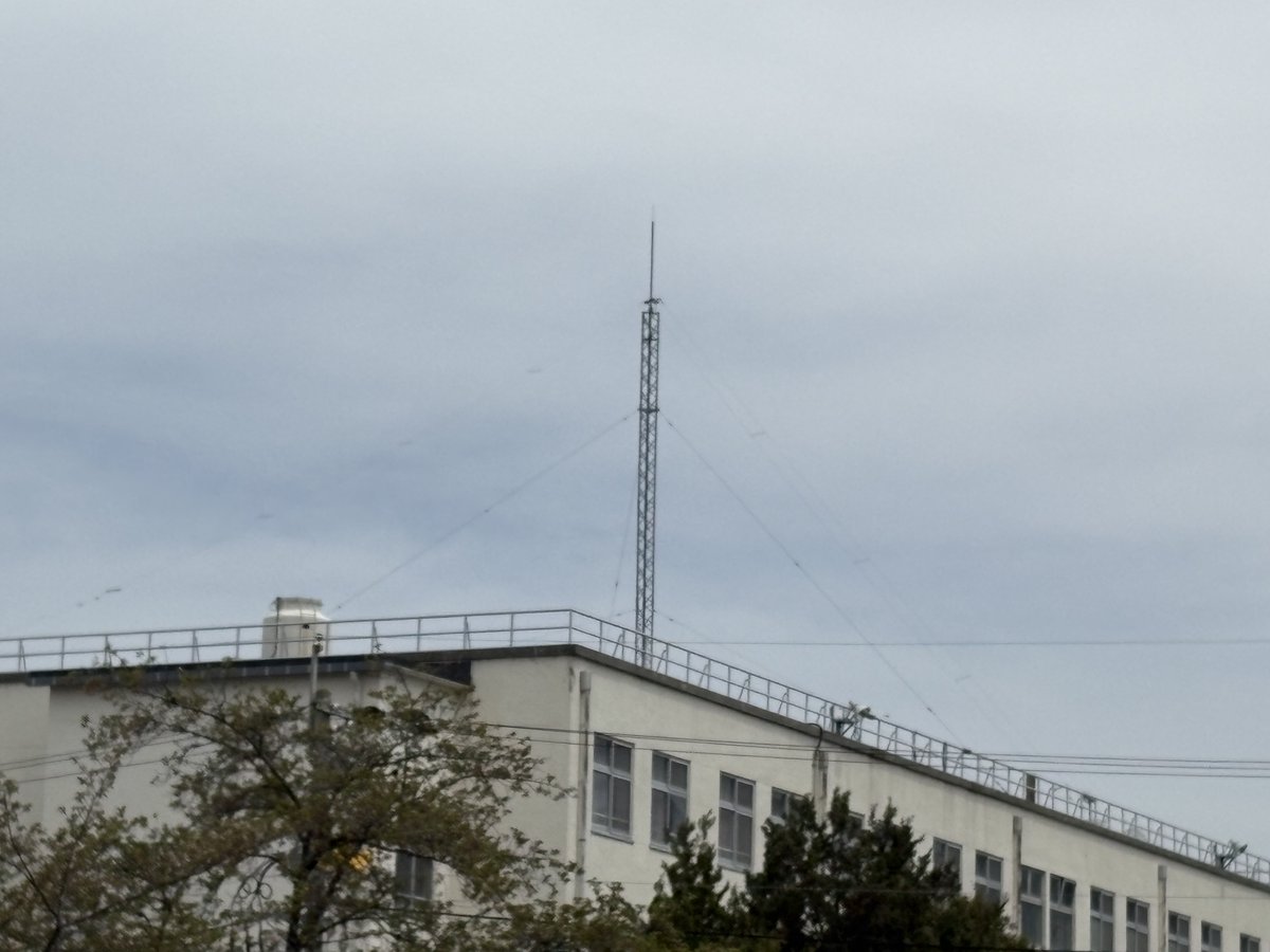 松本駐屯地創設７６周年記念行事にて
建物の間を活かしたダイポール
屋上タワーからフォールテッド型の逆V？
プロ技を見学🤔