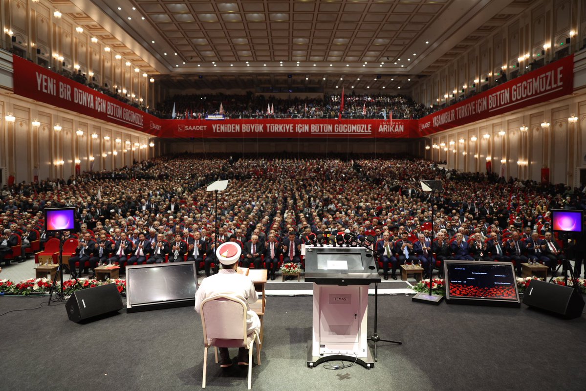 #TürkiyeDivanı’mızda, Kuran-ı Kerim tilaveti gerçekleştirilerek, Kahramanmaraş’ta elim okul saldırısında yitirdiğimiz öğretmenimizin ve öğrencilerimizin ruhuna okunan hatimlerin duası yapıldı. 
 
Bu vesileyle bir kez daha hayatını kaybeden öğretmenimize ve öğrencilerimize