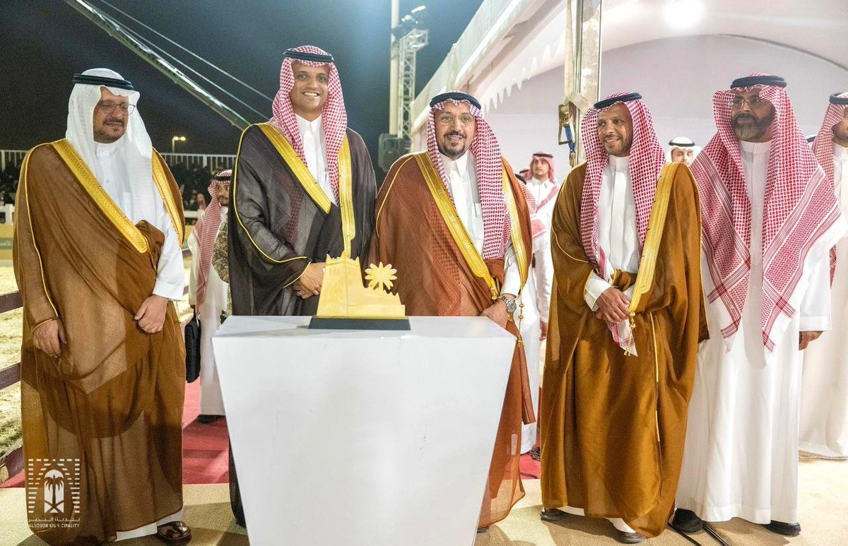 كرّم صاحب السمو  الملكي الأمير الدكتور فيصل بن مشعل بن سعود آل سعود #أمانة_منطقة_القصيم ممثلة في #بلدية_البصر في ختام #بطولة_القصيم_لجمال_الخيل العربية الأصيلة تقديراً لمساهمتها الفاعلة وجهودها المميزة في إنجاح البطولة،وإخراجها بالصورة المشرفة التي تعكس مكانة المنطقة.