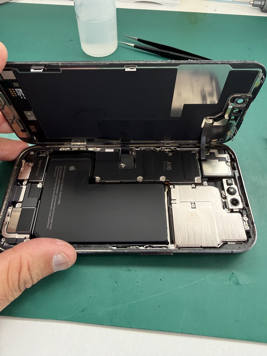 shfukuchiuama's tweet image. iPhone14Proの電池持ちにお困りですか？福知山で修理なら当店へ！バッテリーの減りが早い症状も即日交換で解消。データ保持で対応します。正規店や電気屋で数日待ちと言われた交換も最短30分。快適なスマホ生活を即日取り戻しましょう✨

スマホスピタル福知山店 0773-45-6014 #iPhone14Pro #福知山