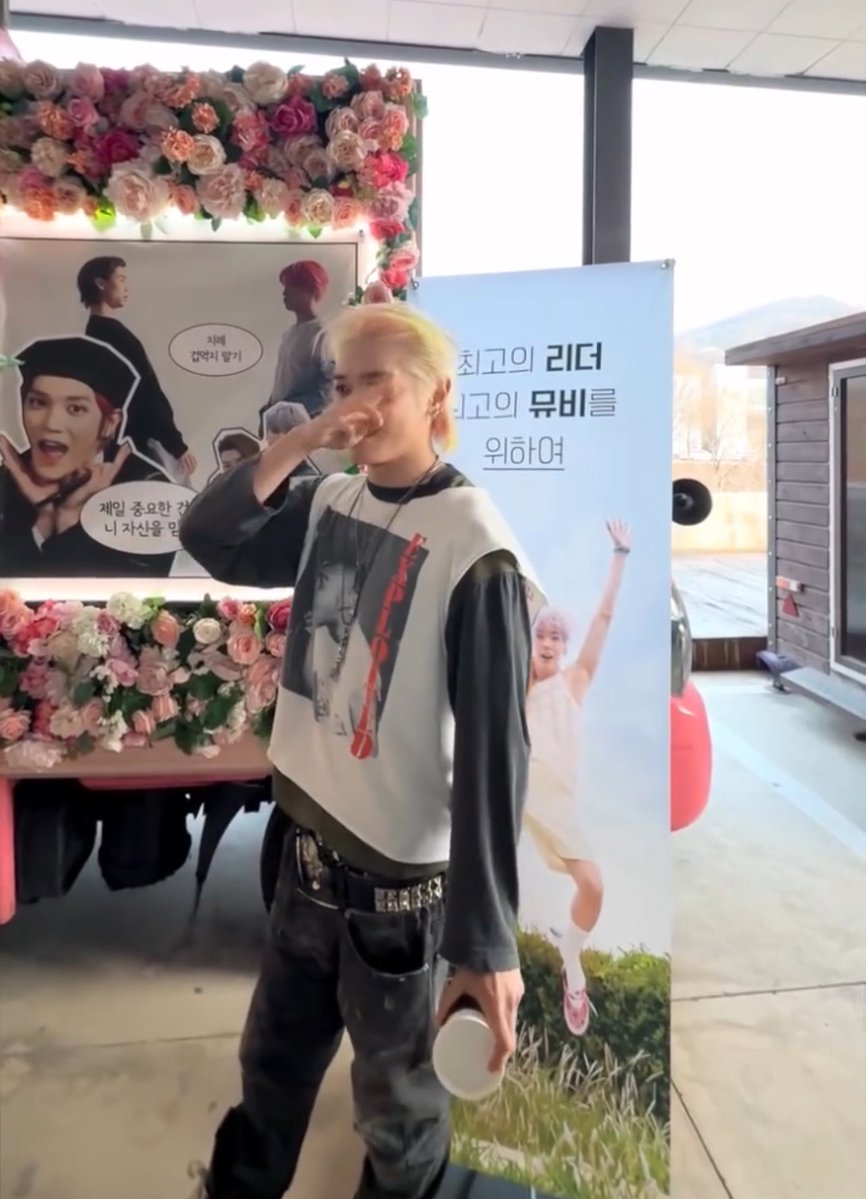 ข้อความที่จอห์นใส่มาเป็นเนื้อเพลงในเพลง Dreams come true เป็นท่อนที่จอห์นแรป

“สิ่งที่สำคัญที่สุดคือการเชื่อมั่นในตัวเอง” 
“อย่ากลัวไปก่อน”

แล้วก็ “อย่าอ่อนไหวไปกับทุกสิ่ง” 

ส่วนป้ายที่เป็นรูปแทยงกระโดดเขียนว่า

“แด่ลีดเดอร์ที่ยอดเยี่ยมที่สุดและ MV ที่ดีที่สุด”

#TAEYONG #태용