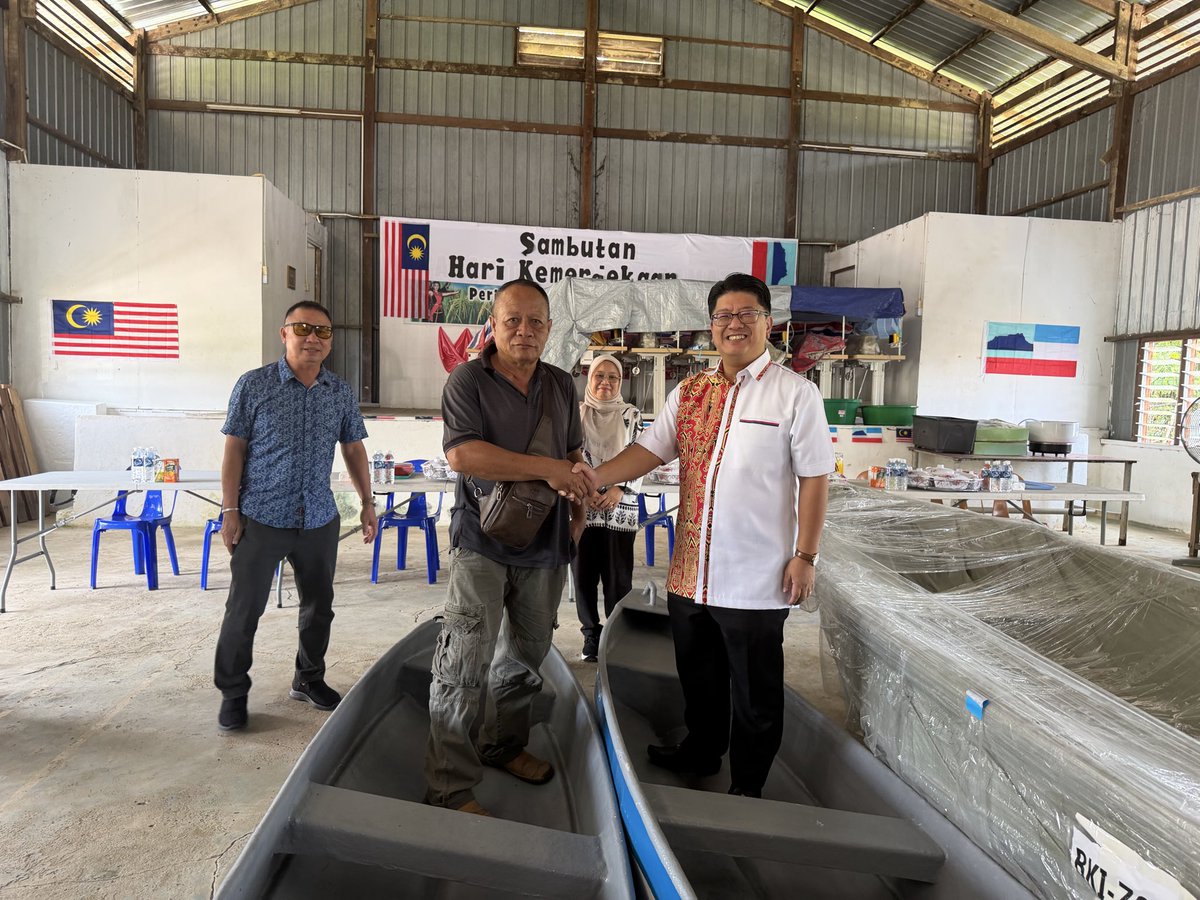 Ewon_Media's tweet photo. 19 April 2026 | Kadamaian

Menyerahkan sumbangan 2 bot berenjin dan 3 sampan kepada badan Jawatankuasa Kemajuan dan Keselamatan Kampung (JKKK) Kg Pangi dan Kg Pompod, Kadamaian untuk tujuan pengurusan bencana banjir.

Sumbangan bot berenjin disumbangkan melalui peruntukan khas saya selaku ADUN Kadamaian, manakala kesemua sampan disumbangkan oleh gerakan koperasi hasil inisiatif Suruhanjaya Koperasi Malaysia (SKM).

Kedua-dua kampung ini antara yang selalu terkesan dengan musibah banjir dan bot/sampan ini diperlukan untuk pemindahan mangsa bencana banjir dan juga penghantaran bantuan yang berkaitan.

Kelengkapan bot/sampan ini diserahkan kepada badan JKKK, seterusnya terma operasi pemakaiannya akan disediakan dengan agensi-agensi keselamatan.

KKIP, agensi di bawah Kementerian Pembangunan Perindustrian, Keusahawanan dan Pengangkutan (MINDET) Sabah juga telah menyampaikan sumbangan RM20,000 di bawah Program Tanggungjawab Sosial Korporat (CSR) bagi membantu seorang warga emas berkeperluan khas (OKU) yang tinggal berseorangan di Kg Tobur yang saya lawati awal tahun ini untuk membina rumah yang lebih selesa daripada rumah uzur sedia ada. 

Selaku ADUN Kadamaian, saya komited untuk bekerjasama dengan banyak pihak samada badan kerajaan, swasta atau bukan kerajaan untuk membawa kemudahan yang diperlukan oleh rakyat.

Saya ucap terima kasih kepada semua yang terlibat dalam memudahcara proses perolehan dan penyampaian keperluan rakyat ini.

#SabahFirst
#TerusCemerlang