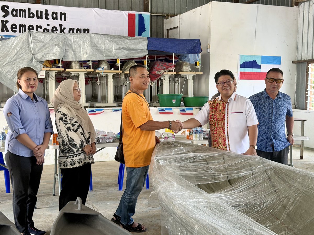 Ewon_Media's tweet photo. 19 April 2026 | Kadamaian

Menyerahkan sumbangan 2 bot berenjin dan 3 sampan kepada badan Jawatankuasa Kemajuan dan Keselamatan Kampung (JKKK) Kg Pangi dan Kg Pompod, Kadamaian untuk tujuan pengurusan bencana banjir.

Sumbangan bot berenjin disumbangkan melalui peruntukan khas saya selaku ADUN Kadamaian, manakala kesemua sampan disumbangkan oleh gerakan koperasi hasil inisiatif Suruhanjaya Koperasi Malaysia (SKM).

Kedua-dua kampung ini antara yang selalu terkesan dengan musibah banjir dan bot/sampan ini diperlukan untuk pemindahan mangsa bencana banjir dan juga penghantaran bantuan yang berkaitan.

Kelengkapan bot/sampan ini diserahkan kepada badan JKKK, seterusnya terma operasi pemakaiannya akan disediakan dengan agensi-agensi keselamatan.

KKIP, agensi di bawah Kementerian Pembangunan Perindustrian, Keusahawanan dan Pengangkutan (MINDET) Sabah juga telah menyampaikan sumbangan RM20,000 di bawah Program Tanggungjawab Sosial Korporat (CSR) bagi membantu seorang warga emas berkeperluan khas (OKU) yang tinggal berseorangan di Kg Tobur yang saya lawati awal tahun ini untuk membina rumah yang lebih selesa daripada rumah uzur sedia ada. 

Selaku ADUN Kadamaian, saya komited untuk bekerjasama dengan banyak pihak samada badan kerajaan, swasta atau bukan kerajaan untuk membawa kemudahan yang diperlukan oleh rakyat.

Saya ucap terima kasih kepada semua yang terlibat dalam memudahcara proses perolehan dan penyampaian keperluan rakyat ini.

#SabahFirst
#TerusCemerlang