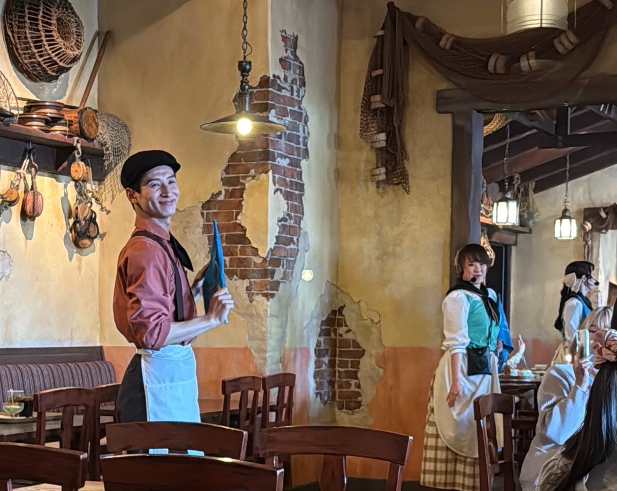 ポルト並び初めて15分で店内、会計まで20分
整理券2時間の制限あり。レジでもらえます

食事購入して席に着く頃に始まってタイミング良くてよかった体感2分

見ることができて良かったけど、
店が空いてて、すぐ注文できた時に偶然見られたらラッキーぐらいの体感でした
