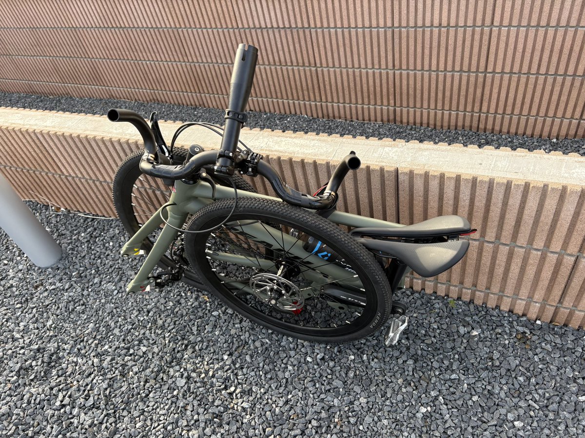 Hiro_MHworks's tweet image. 納品は少し前に済んでいたが、少々いじってひとまずこんな感じ。
フォールディングバイクだけどよく進む、良い相棒ができた。
まだバーテープ巻いてないが。
#pacificcyclesjapan 
#reach
#ミニベロ