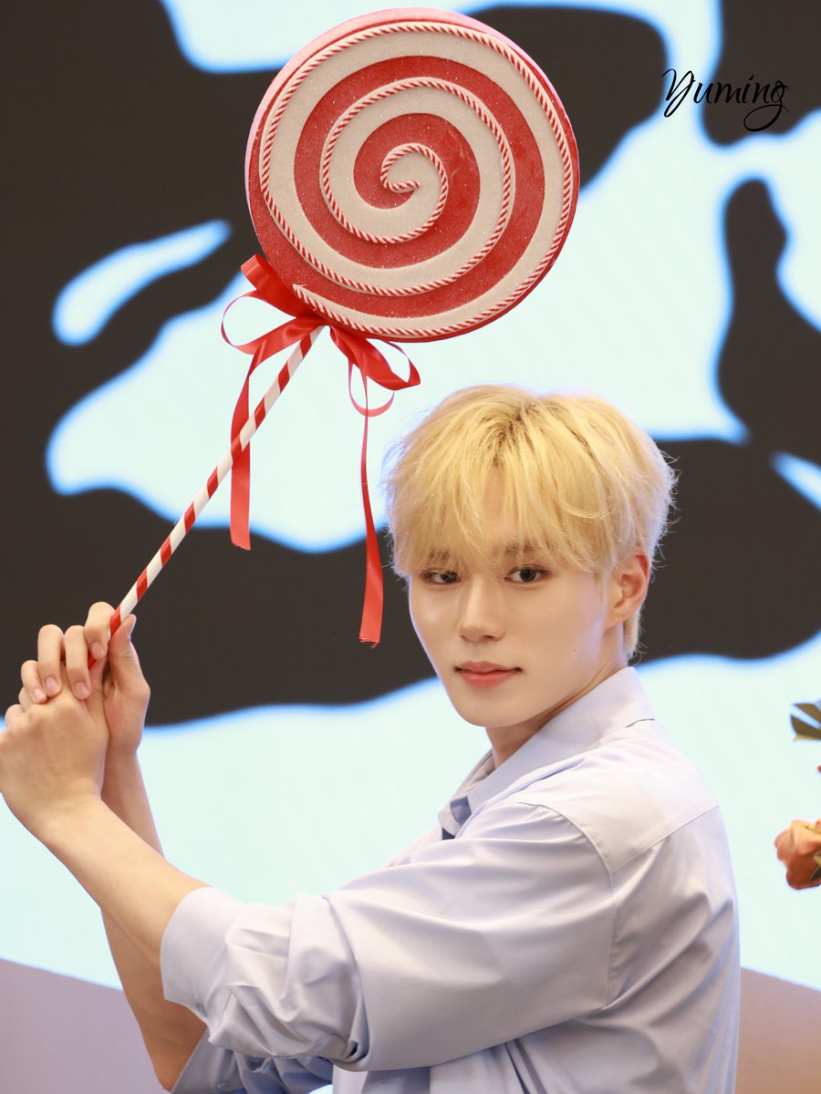 20260419  重庆签售
给你带的棒棒糖，玩起来了，真可爱
#김준서 #KIMJUNSEO 
#ALPHADRIVEONE   #ALD1