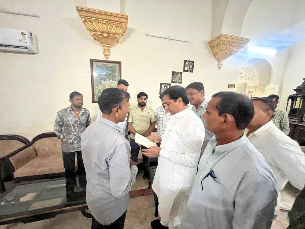 SureshRawatIN's tweet image. आज सर्किट हाउस, अजमेर में जनसुनवाई के माध्यम से नागरिकों की समस्याओं को सुना और उनके त्वरित समाधान हेतु संबंधित अधिकारियों को आवश्यक निर्देश दिए।

#SSR #Ajmer