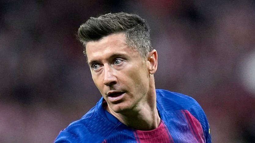 garante_il's tweet image. Mi risulta che non ci sia consenso unanime all'interno della dirigenza del Milan per quanto riguarda il nome di Lewandowski. Vedremo se qualcosa cambierà, ma ad oggi è un nome che per età, per stipendio, non è in cima alla lista del Milan. Non è un nome così caldo

@MatteMoretto