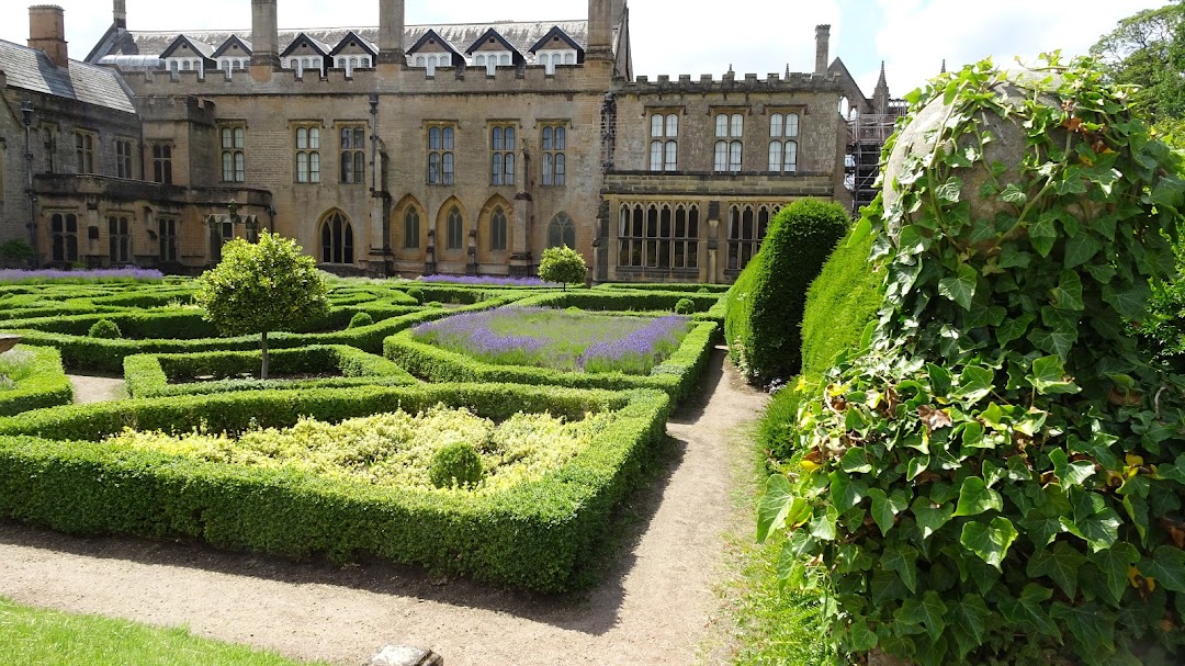BrianWard100's tweet image. Newstead Abbey, owned by Nottingham City Council, sits 12 miles north of the city centre. The grounds are a serene mix of historic gardens, tranquil lakes, and wooded parkland. Peacocks roam freely. Once home of Lord Byron; the abbey has medieval origins #Nottingham #Notts #Byron