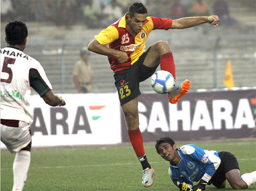 ebfchistory's tweet image. #THROWBACK | Robin Singh scoring his first of the two in the famous 2010 Calcutta League #KolkataDerby which led East Bengal to become champions again after 2006!

What made it more memorable was the famous 𝐑𝐨𝐰 𝐓𝐡𝐲 𝐁𝐨𝐚𝐭 celebration after the goal 😉