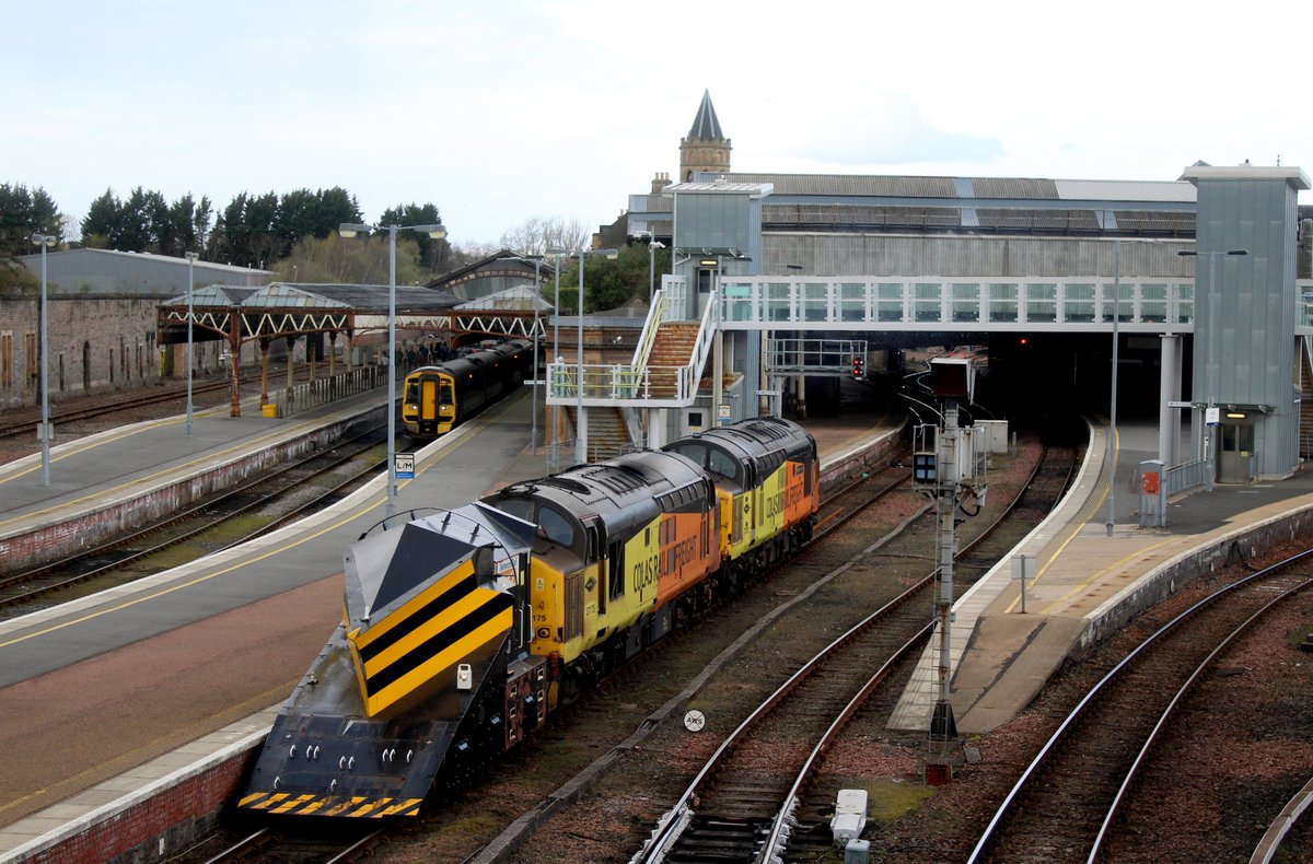 Colas liveried 37175+37057 pause at Perth as they push an independent  snowplough southwards with 7Z37 Inverness Millburn - Larbert CE move.  The plough would later be moved south to Eastriggs for storage 13.4.26
scottishtrains.zenfolio.com/p604331348/e54…
