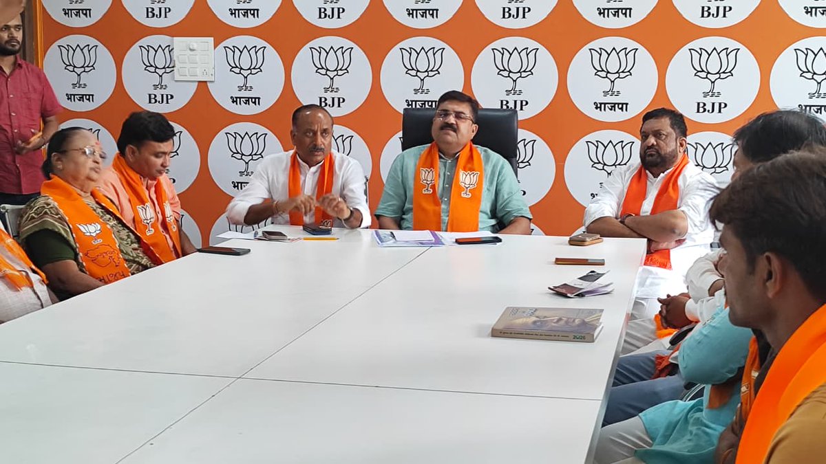 આજરોજ જૂનાગઢ જિલ્લા ભાજપ કાર્યાલય ખાતે મજેવડી જિલ્લા પંચાયત અંતર્ગત આવેલ આગેવાનો સાથે શુભેચ્છા મુલાકાત કરી સંગઠનાત્મક વિષયો પર ચર્ચા વિચારણા કરી.
આ મુલાકાત દરમિયાન સ્થાનિક સ્તરે પાર્ટીના વિકાસ, કાર્યકર્તાઓની ભૂમિકા અને આવનારી આયોજન અંગે મહત્વપૂર્ણ માર્ગદર્શન મળ્યું.