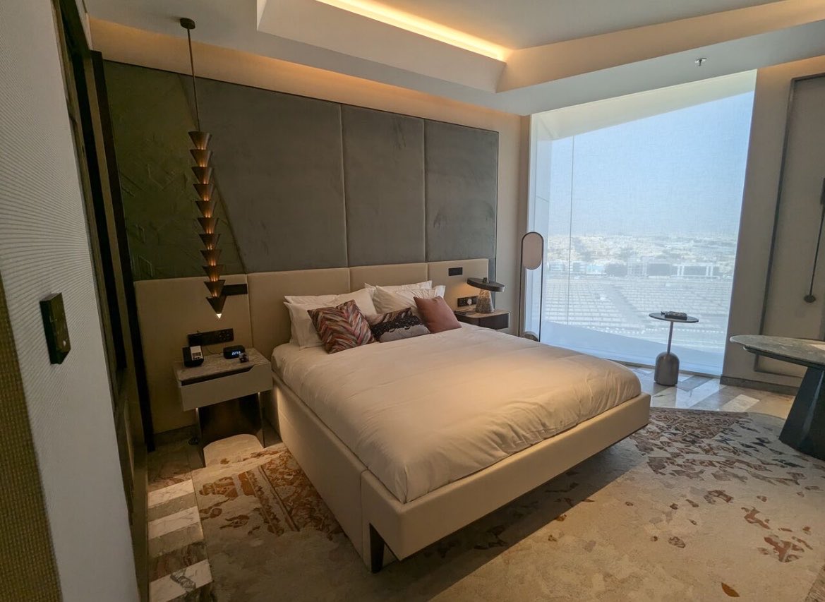SaudiProject's tweet photo. افتتاح فندق W الرياض التابع لمجموعة Marriott International في مركز الملك عبدالله المالي #كافد بالرياض، ويضم 210 غرفة وجناحًا فاخرًا، إلى جانب 7 مطاعم، ومنتجع صحي، ومركز للياقة البدنية، ويُعد ثاني الفنادق في كافد بعد فندق كيمبتون https://t.co/W8dkNDSrss