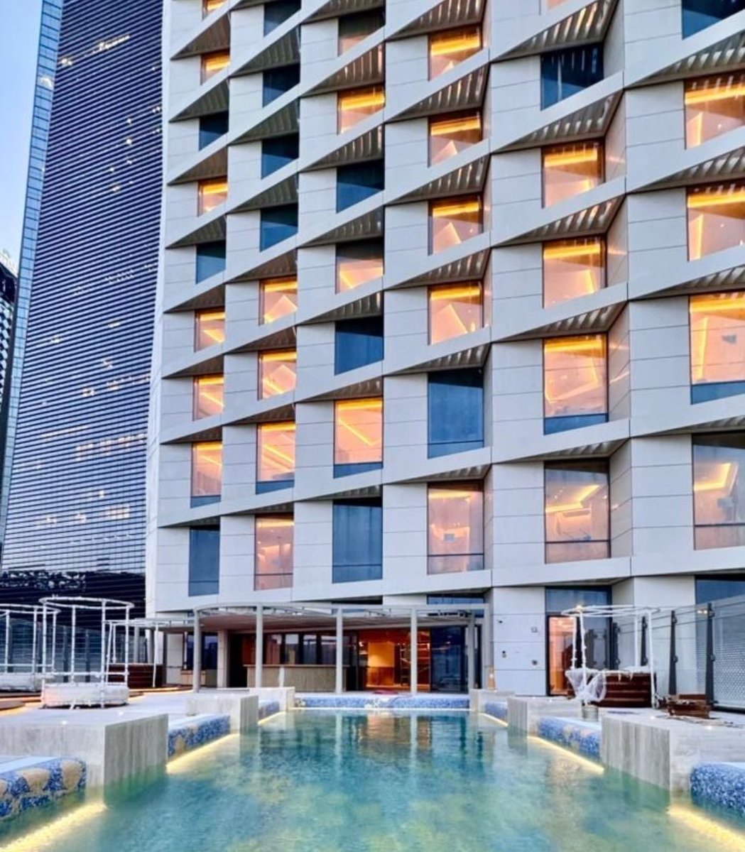 SaudiProject's tweet photo. افتتاح فندق W الرياض التابع لمجموعة Marriott International في مركز الملك عبدالله المالي #كافد بالرياض، ويضم 210 غرفة وجناحًا فاخرًا، إلى جانب 7 مطاعم، ومنتجع صحي، ومركز للياقة البدنية، ويُعد ثاني الفنادق في كافد بعد فندق كيمبتون https://t.co/W8dkNDSrss