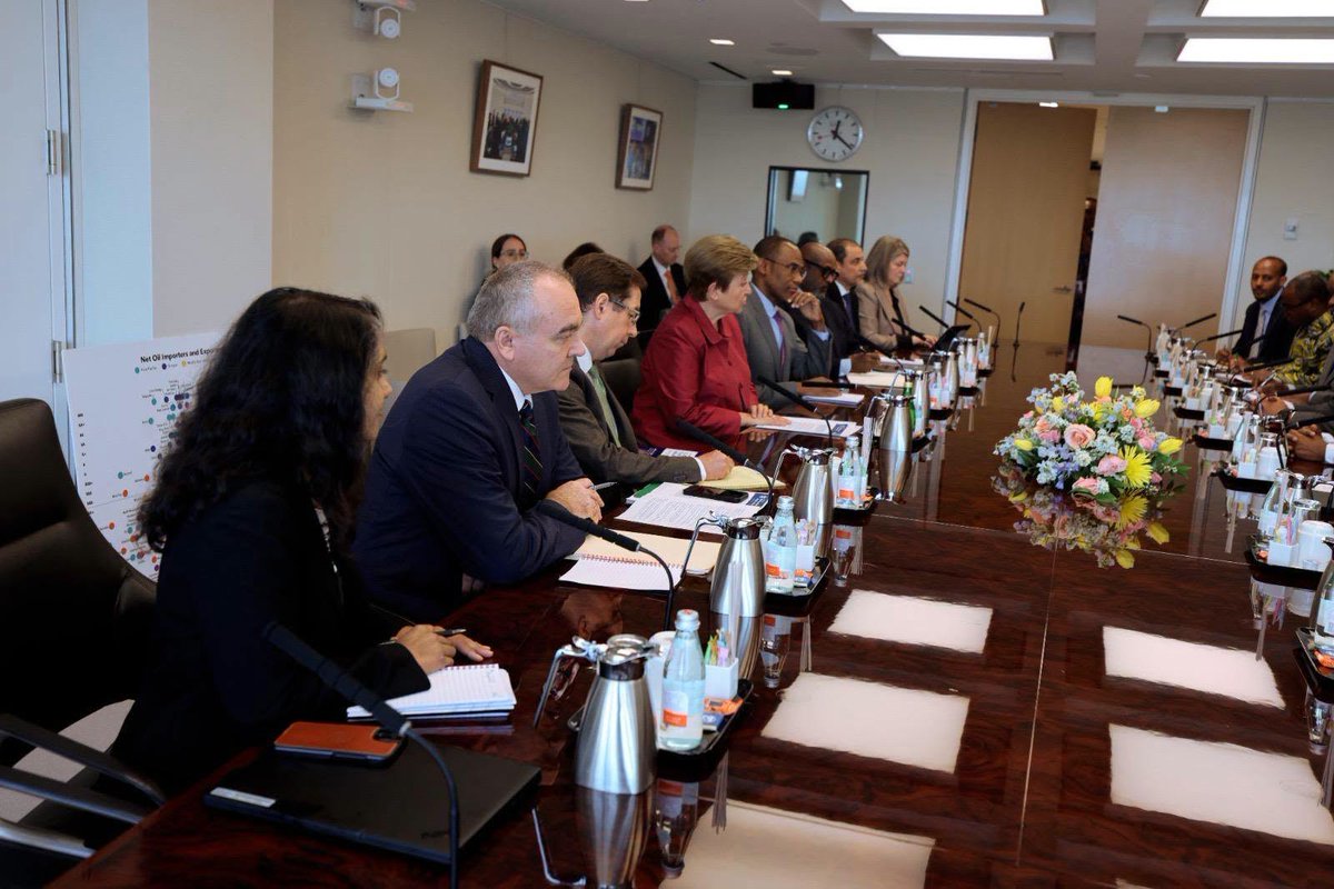 MoF_Ethiopia's tweet image. 🇪🇹 The Ethiopian delegation, led by H.E. Ahmed Shide, Minister of Finance, met with Kristalina Georgieva of the International Monetary Fund on the margins of the 2026 IMF–World Bank Spring Meetings. 🌐🤝

#Ethiopia #IMF 🌐 #WorldBank #SpringMeetings #EconomicReform