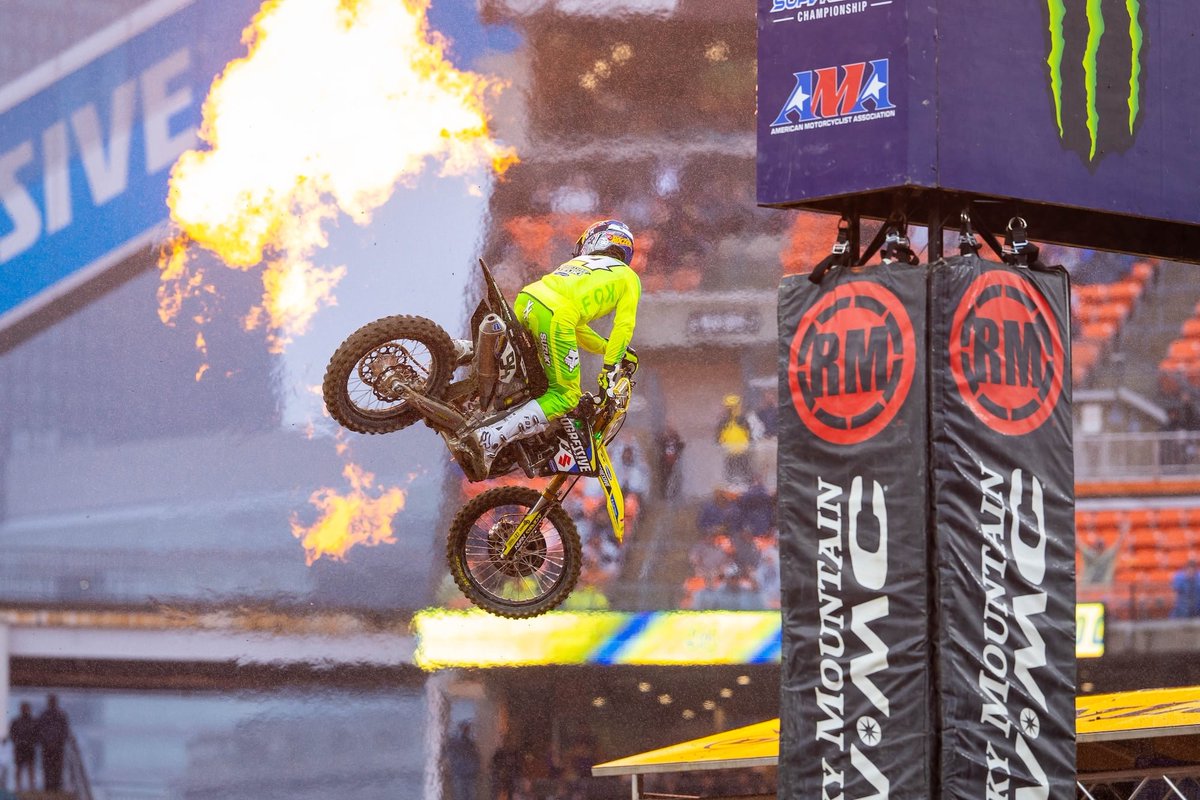 Sotto la pioggia di Cleveland, Ken Roczen vince l'ultima triple crown della stagione e si porta a -1 da Hunter Lawrence, vittima di due caduta in gara-3 e sesto overall. Una lotta per il titolo #SupercrossLive ormai a due, con Tomac chiamatosi fuori dopo l'incidente in qualifica.