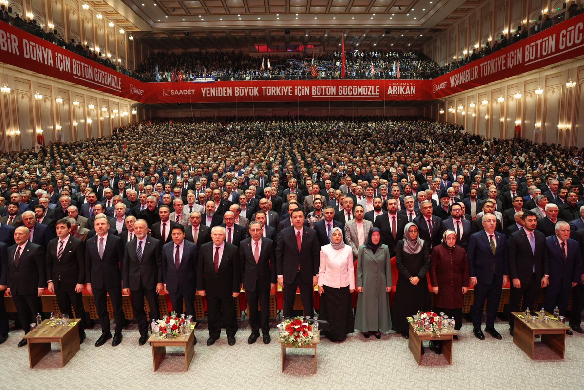 #TürkiyeDivanı’mız İstiklal Marşımızın okunmasıyla Büyük Ankara Kongre Merkezi’nde başladı! 🇹🇷
 
#BütünGücümüzle