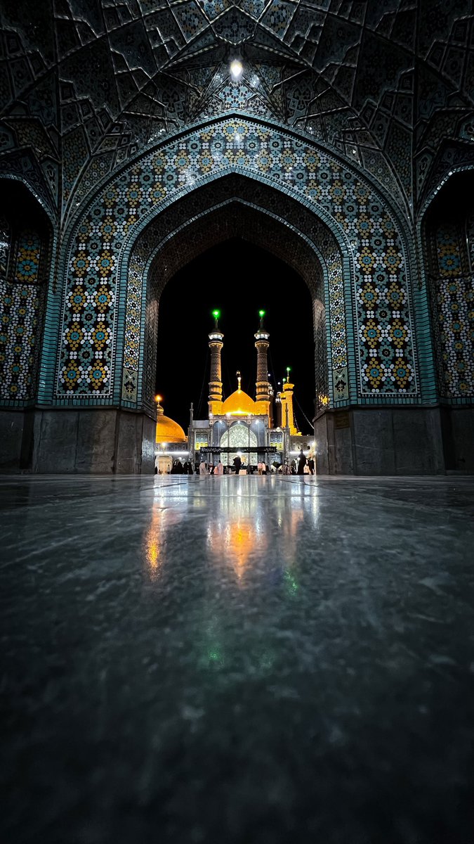 redhaei's tweet photo. هي النورُ في عتمةِ الفتن .. والكهفُ إذا تفرّقتِ السبُل .. هي الأمُّ التي تمسحُ على رؤوس أيتام آل محمد (ص) .. ووجيهتهم عند الله
هي مولاتنا وأمّنا #فاطمة_المعصومة (ع) .. 
يبكيها مجاوروها وصالاً 
ويبكيها مهاجروها اشتياقاً .. 
"يا فاطِمَةُ اشفَعِي لِي فِي الجنة" 🙏 https://t.co/ma8uDiIF05