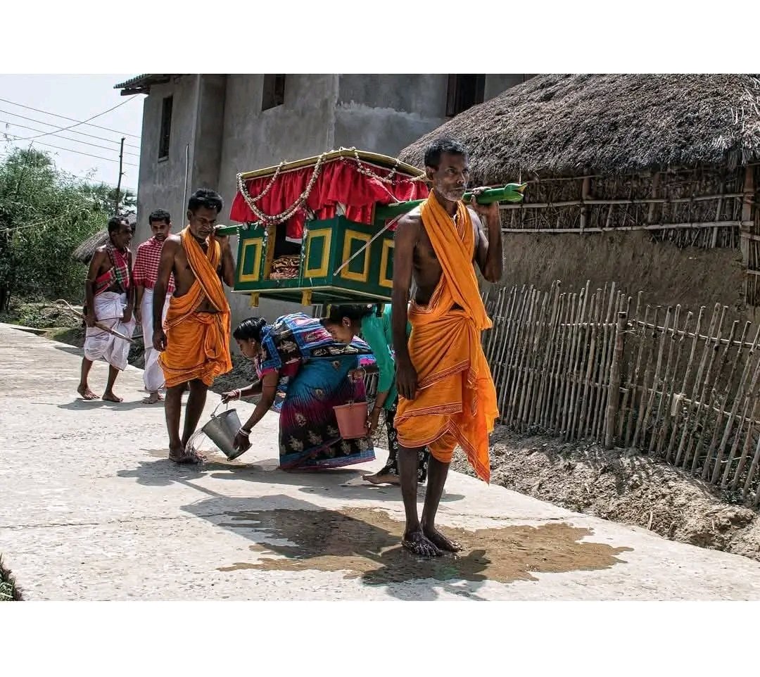 Gramergolpo's tweet image. আসছে গাজন উৎসব।  বাংলার এক প্রাচীন লোকউৎসব, যা মূলত শিবের উপাসনার সঙ্গে সম্পর্কিত।  গ্রাম্য রীতি, যা লোকসংস্কৃতির এক অমূল্য সম্পদ। এটি শুধুমাত্র ধর্মীয় উৎসব নয়, বরং বাংলার গ্রামীণ জীবনের সঙ্গে ওতপ্রোতভাবে জড়িত এক সাংস্কৃতিক উৎসব।
.
.
.
.
.

#PhotoEditingChallenge #kolkata