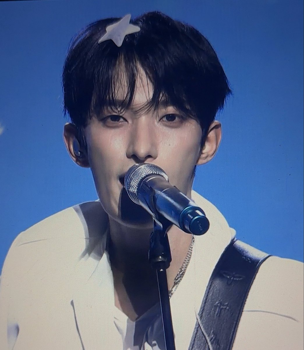 a piece of confetti got stuck in his hair !!