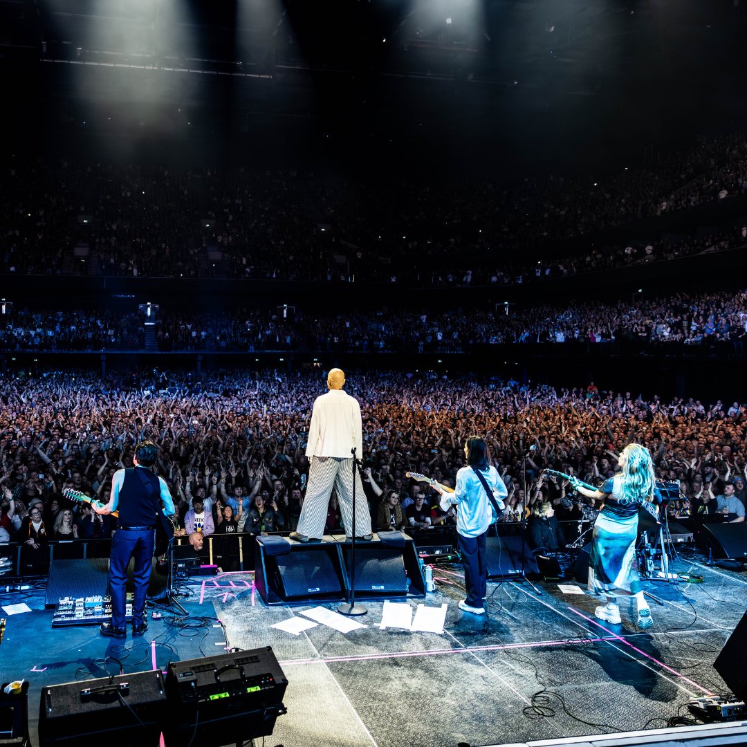 wearejames's tweet image. Came Home. Thank you Manchester. What a joyous way to the end the tour. Love Is The Answer. NBL x

📷 IG: Ehud_lazin
#Manchester #LoveIsTheAnswer #JamesLive2026