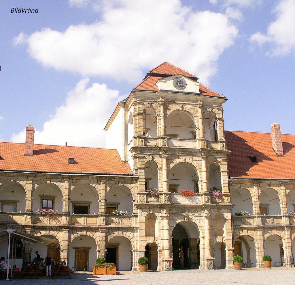 tsEmma15's tweet image. The courtyard of Moravská Třebová Castle in the #Czech Republic, considered a gem of Renaissance architecture in Central Europe. The focal point is the distinctive late Renaissance arcades from the early 17th century that surround the courtyard.
#architecture #Heritage