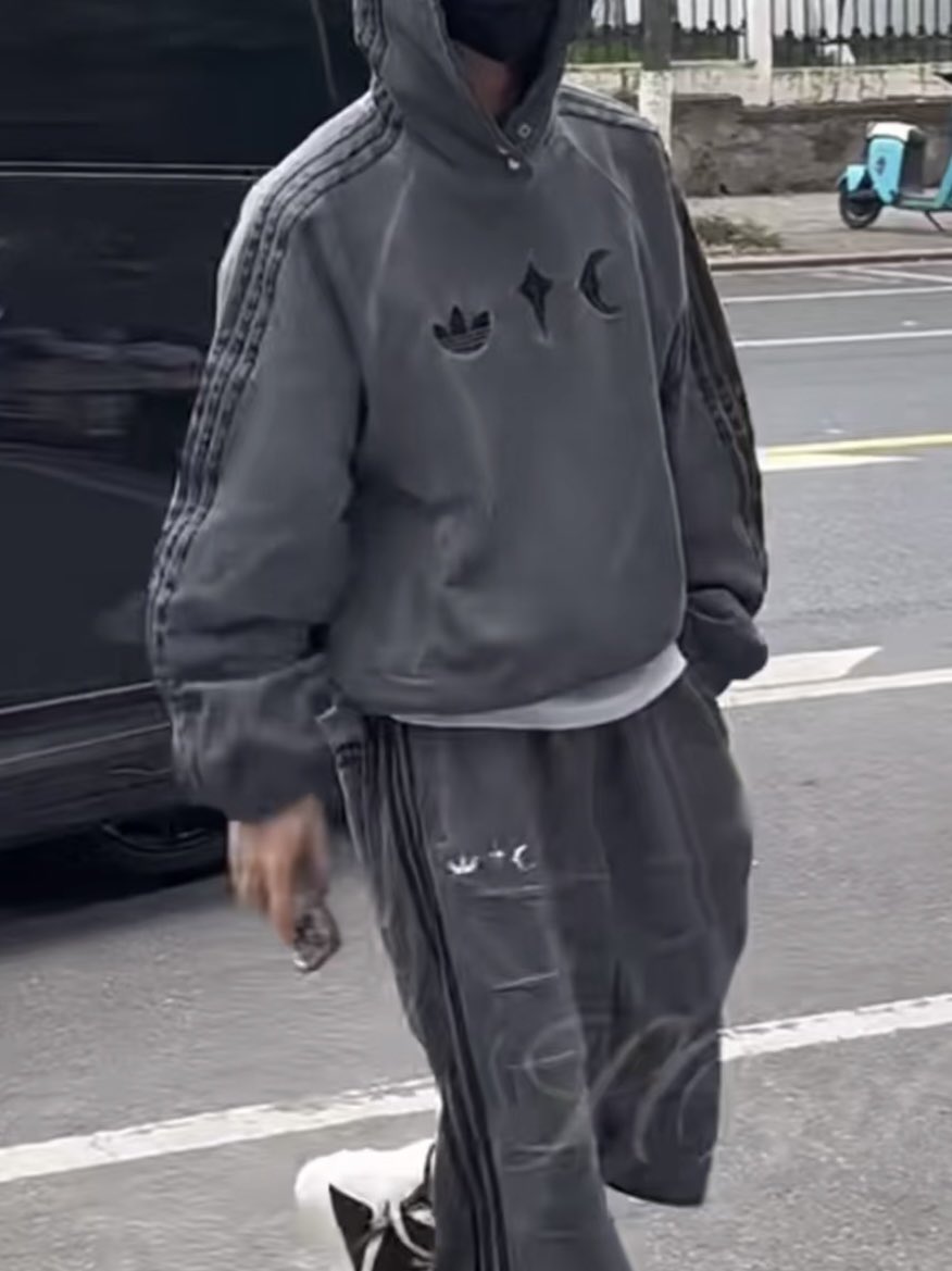 shoya_gaiken's tweet photo. adidas × Thug Clubの新作スウェットパーカー、マジで大優勝してる。

非モテほど無難なパーカーで埋もれて終わる。

けどこれが強い理由⬇️
・肩落ちの緩め神シルエット
・フェード感あるグレー
・量産回避できるロゴ配置
・1枚で韓国ストリート感が出る

モテたいなら保存して4/27に購入。 https://t.co/FEvTpDlqij