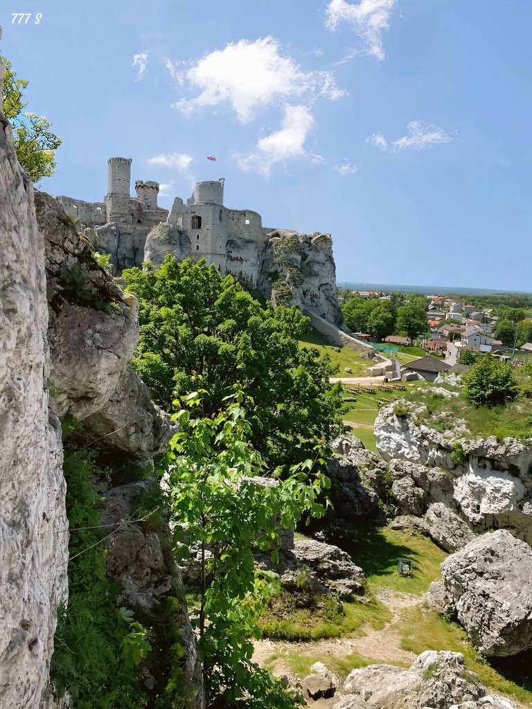 tsEmma15's tweet image. Ogrodzieniec #Castle, #Poland
Between 1530 and 1545, a major reconstruction took place, transforming the austere Gothic fortress into a magnificent Renaissance residence. New wings, cloisters, towers, and a fortification system with moats and drawbridges were added.
#architecture