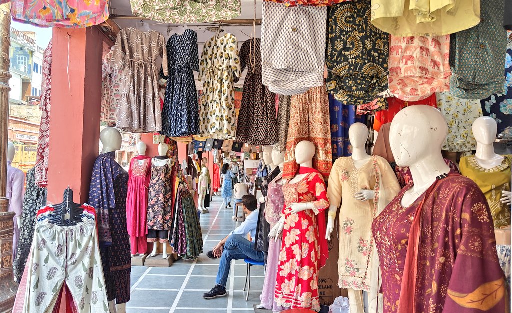 Rajesh__Jamaal's tweet image. "पैदल चलने वालों को कोई अधिकार नहीं" 

चारदीवारी के बाजारों का हाल ..
#jaipur #Rajasthan