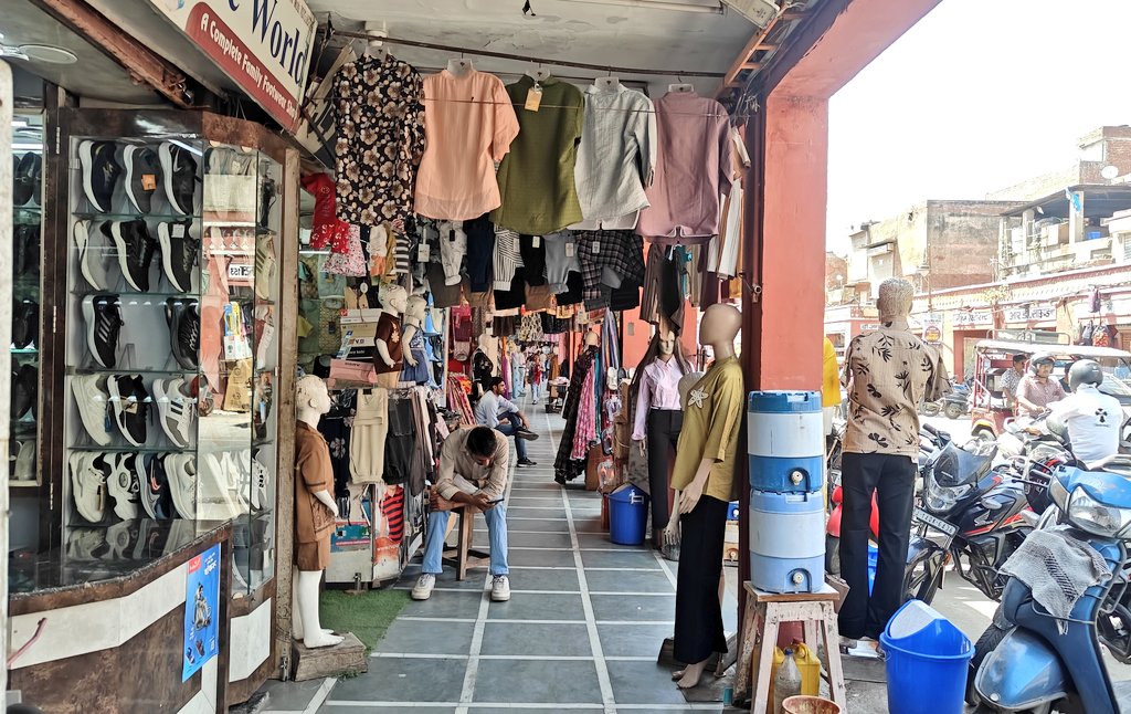 Rajesh__Jamaal's tweet image. "पैदल चलने वालों को कोई अधिकार नहीं" 

चारदीवारी के बाजारों का हाल ..
#jaipur #Rajasthan