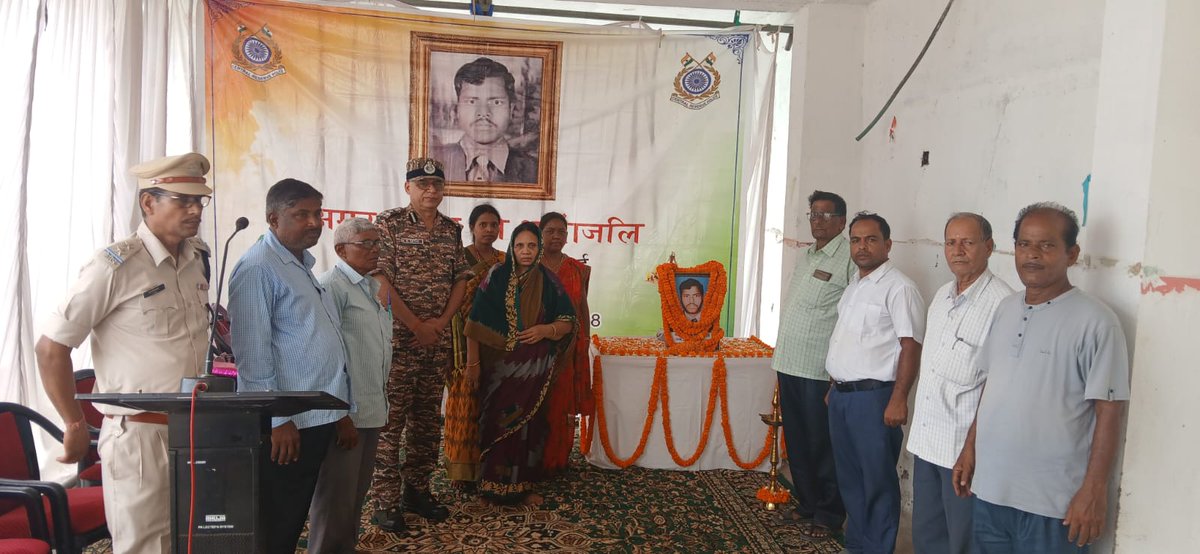 GcBbsr's tweet photo. आज ही के दिन, इम्फाल में NSCN के गुरिल्लाओं द्वारा किये गए हमले में शहीद हुए सिo वी.के.भोई के आवास का @gcbbsr के अधिकारियों ने दौरा किया एवं शहीद को श्रद्धांजलि अर्पित की, वीरनारी को सम्मानित किया तथा उनकी समस्याओं के बारे में जानकारी ली @crpfindia @CentralZoneCrpf
@OdishaSector https://t.co/sEi79CFS2e