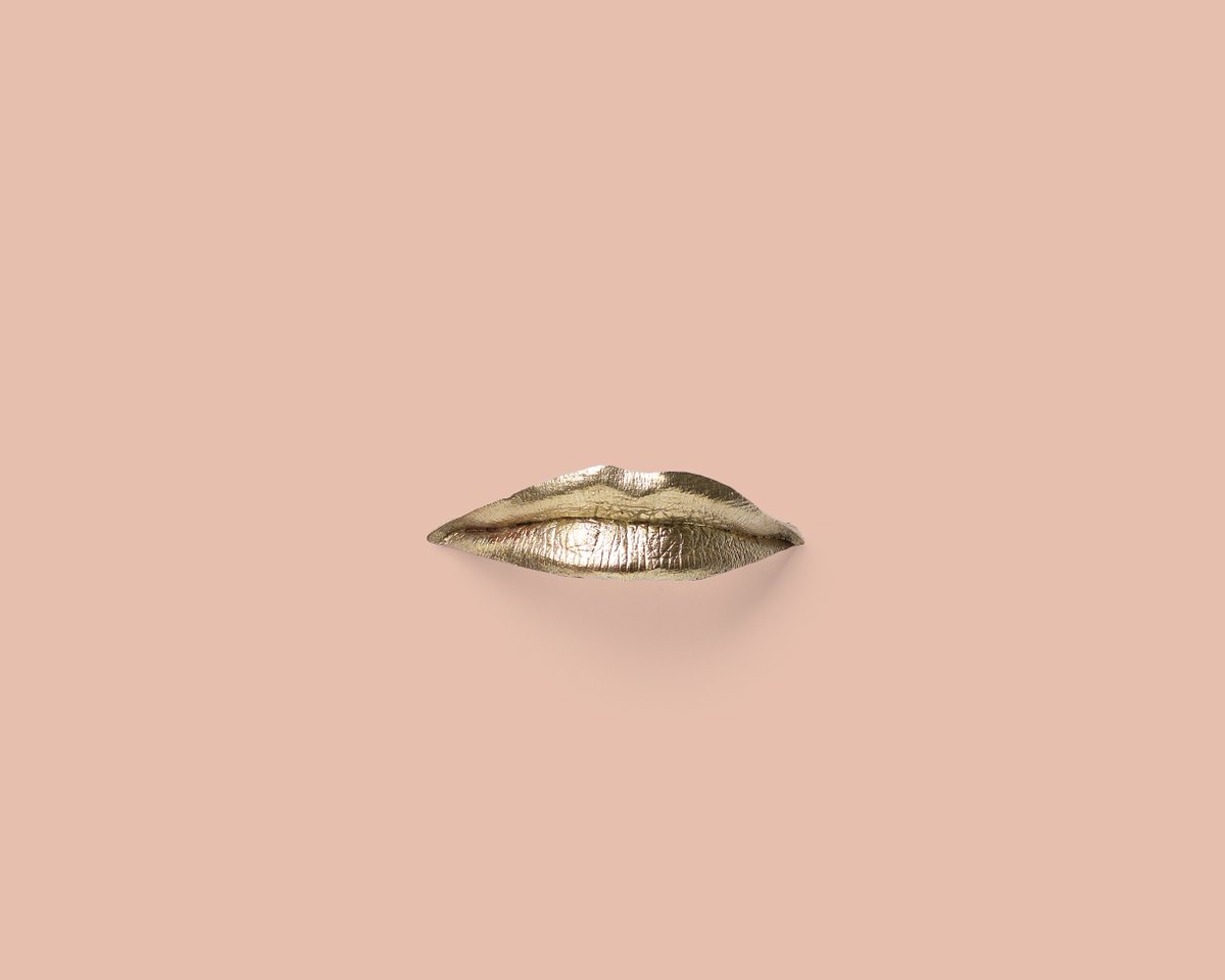 arteristanbul's tweet photo. Yeni Sergi | New Exhibition 🟢 Mehtap Baydu: Seni Sevmek Çok Zor! | Loving You Is So Hard!

Mehtap Baydu’nun Türkiye’deki ilk kurumsal solo sergisi “Seni Sevmek Çok Zor!”, sanatçının bu bağlamda ürettiği yeni yapıtlarını yakın dönem eserlerinden bir seçkiyle bir araya getiriyor. Baydu’nun performans, heykel, fotoğraf ve video gibi farklı mecralar arasında kurduğu bağlantıları ve geçişkenlikleri görünür kılan sergi, beden ile nesnenin etkileştiği katmanlı bir duyumsama alanı sunuyor.

📌 Sergi, 29 Nisan’dan itibaren görülebilir.
🔴 Küratör | Curator: Selen Ansen

Mehtap Baydu’s first institutional solo exhibition in Türkiye, “Loving You Is So Hard!”, brings together new works conceived for this context alongside a selection of the artist’s recent pieces. The exhibition highlights the interconnections and transitions Baydu forges across diverse media such as performance, sculpture, photography and video, creating a layered sensory space where body and objects engage in a mutual interaction.

📌 The exhibition will be on view as of 29 April.
🔖 Mehtap Baydu, “İki Dudağımın Arasında | In Between My Lips”, 2017

📷 Hadiye Cangökçe