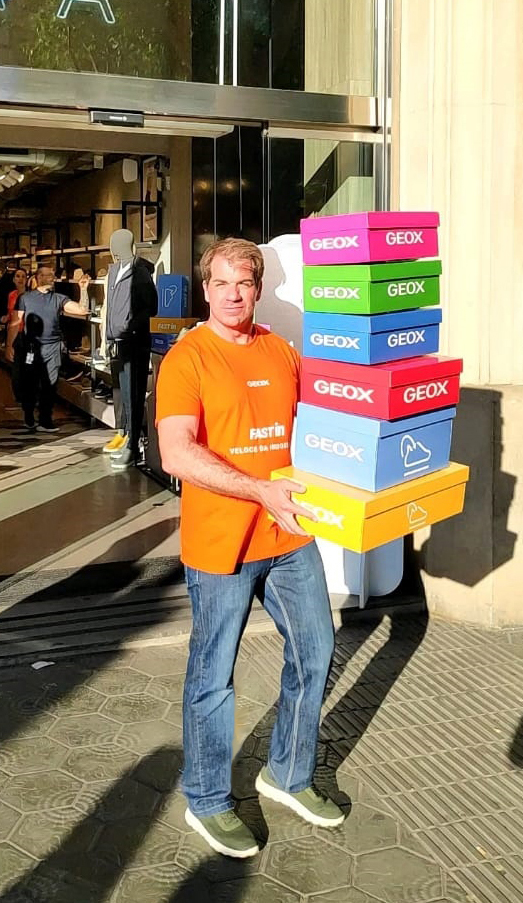 XMirabent's tweet photo. ¿Puedes ponerte unas #zapatillas sin la ayuda de las manos y sin tirar una torre de cajas? Ese era el reto que #GEOX propuso con su nuevo calzado #FASTIN a toda la gente que se acercó a la tienda de la marca en Paseo de Gracia de #Barcelona. ¿Y tú, las has probado? @Geox https://t.co/neTflrGmPV