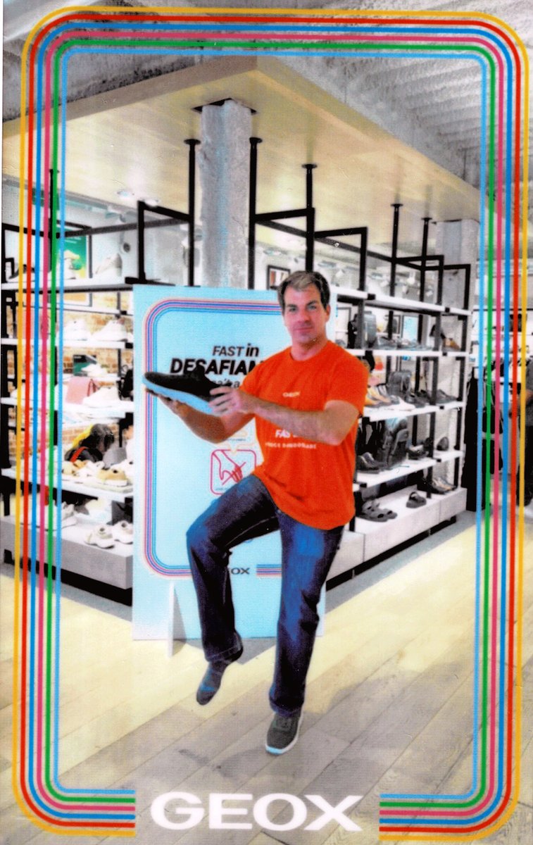 XMirabent's tweet photo. ¿Puedes ponerte unas #zapatillas sin la ayuda de las manos y sin tirar una torre de cajas? Ese era el reto que #GEOX propuso con su nuevo calzado #FASTIN a toda la gente que se acercó a la tienda de la marca en Paseo de Gracia de #Barcelona. ¿Y tú, las has probado? @Geox https://t.co/neTflrGmPV