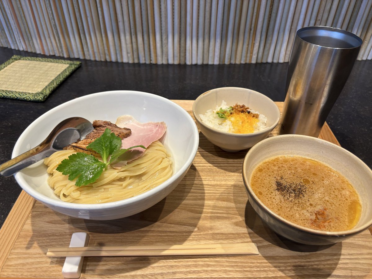 間に合った😍なにわ麺次郎雅@うめきたグリーンプレイス　高坂鶏つけ麺 高坂鶏の鷄油めし付き　ど直球の濃厚系つけ麺が蘇る！😍つけ汁を…はい美味いー！😍めちゃ美味いー！🤣👍濃厚で素晴らしい旨味ながら後味にネガ皆無の高坂鶏の真骨頂！☺️一瞬で何もかも空っぽ！☺️やっぱ最高…御馳走様です！🙏