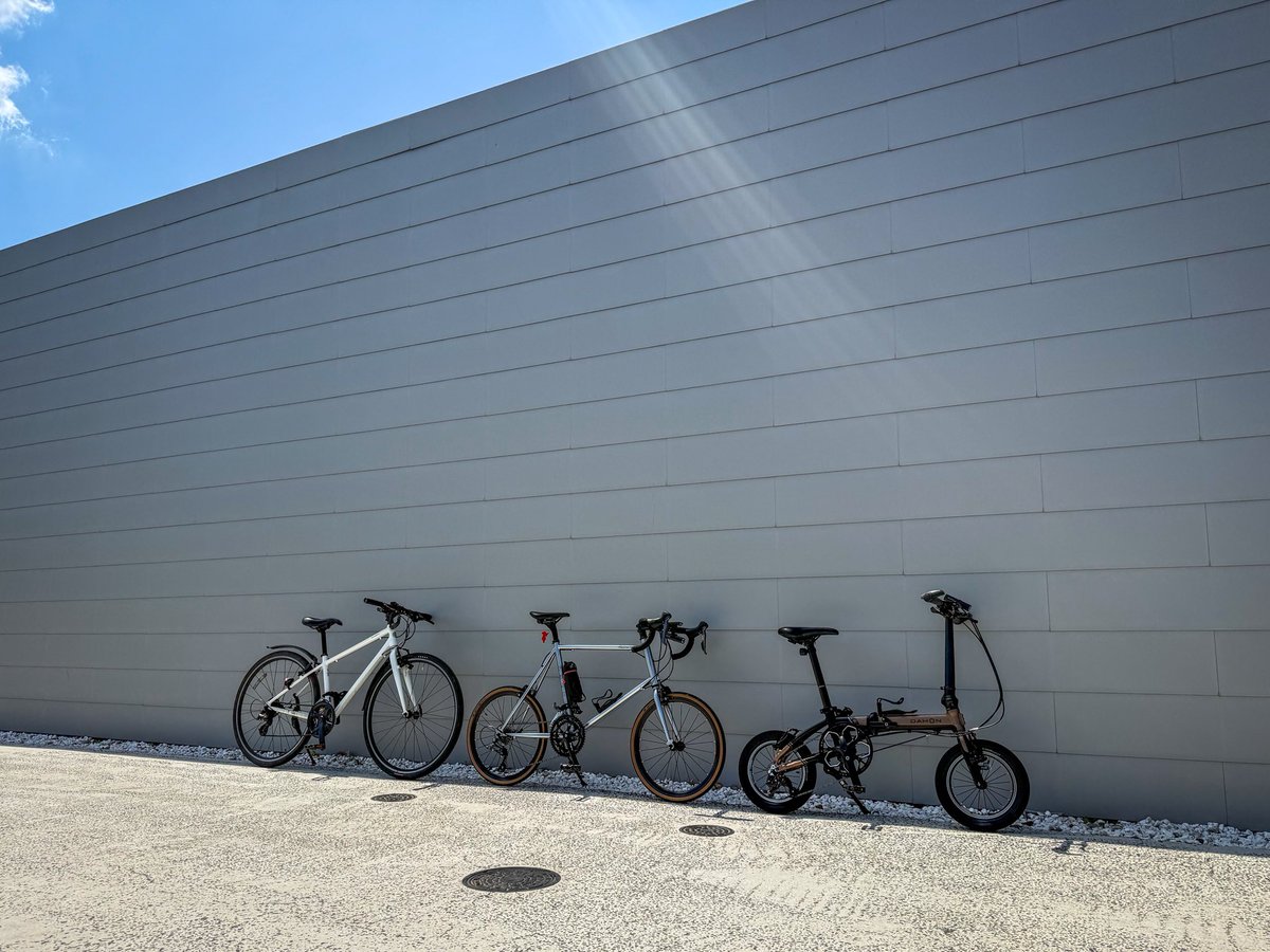 nobumillenia's tweet photo. 道の駅しょうなん
㊗️25周年 創業祭に子どもたちと🚲
@michieki_shonan 

おやつはハレビノさん🥐
相変わらず大好きなパン屋さんです😋

手賀沼は暑い一日…
やっぱりサイクリングは楽しいっす！

#minivelo
#DAHON
#K3
#Fujibikes
#Fuji
#HelionR
#KhodaaBloom
#RAIL https://t.co/WczJCtS2YI