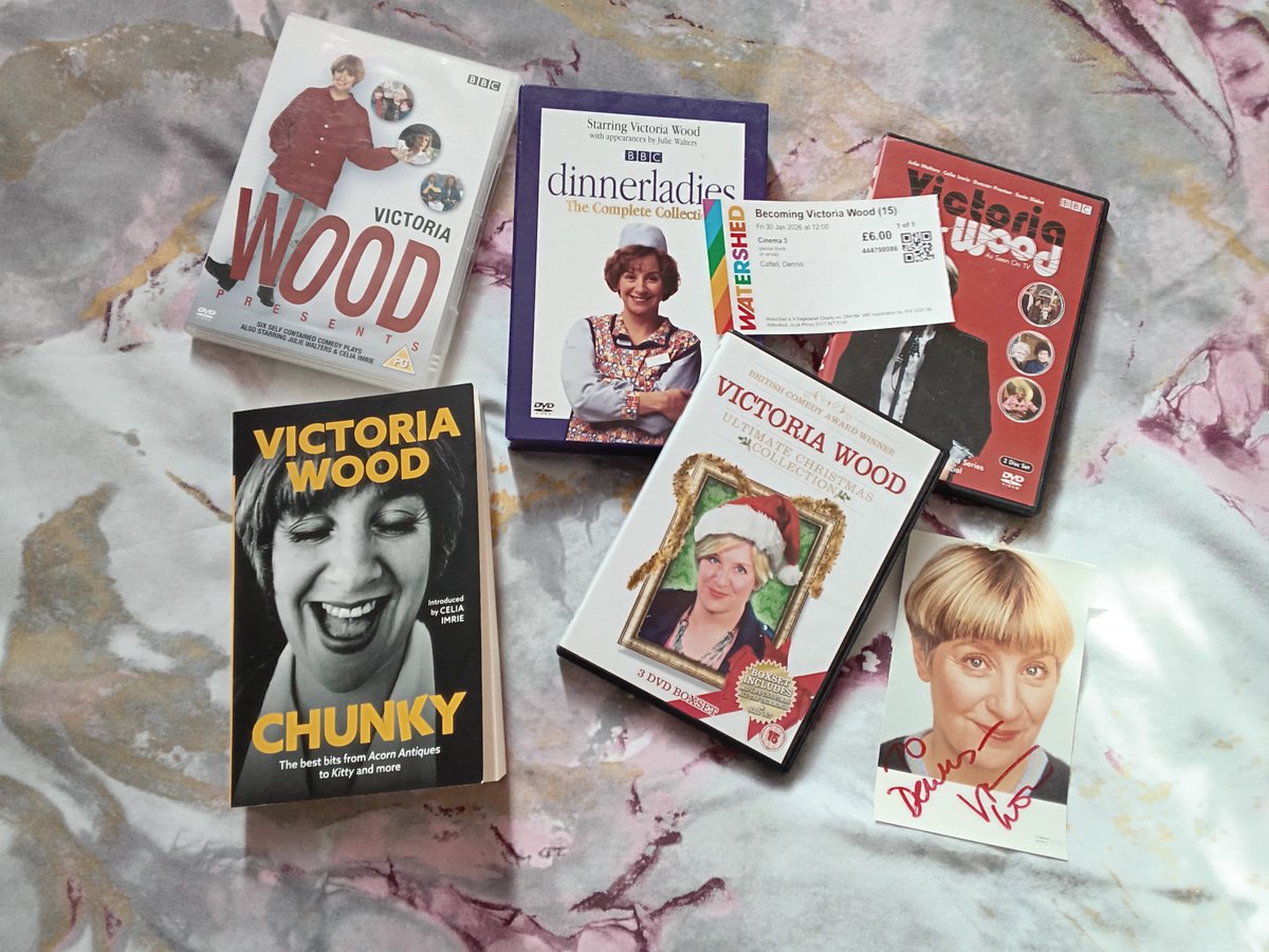 SeventiesLegend's tweet image. Remembering Victoria Wood - playwright, comedienne, actress, author, singer/songwriter, wife &amp;amp; mother - on the tenth anniversary of her passing. #VictoriaWood #dinnerladies #twosoups ✨