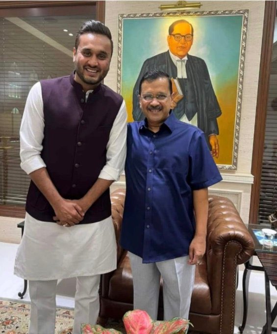 SudarshanNewsGJ's tweet image. Breaking News 

આમ આદમી પાર્ટીના નેતાઓ દ્વારા હવાલાથી મોકલવામાં આવતાં પૈસાના આખા નેટવર્કનો સુરત ક્રાઈમ બ્રાન્ચ દ્વારા ખુલાસો કરવામાં આવ્યો છે.

હવાલાથી પૈસા લઈ રહ્યા હોવાના #CCTV પણ સામે આવ્યા છે.

એક જ આંગડિયાથી ૦૧ કરોડ થી વધારે રોકડા રૂપિયા લેવામાં આવ્યા હોવાનો ક્રાઈમ બ્રાન્ચનો