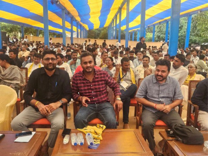 SudarshanNewsGJ's tweet image. Breaking News 

આમ આદમી પાર્ટીના નેતાઓ દ્વારા હવાલાથી મોકલવામાં આવતાં પૈસાના આખા નેટવર્કનો સુરત ક્રાઈમ બ્રાન્ચ દ્વારા ખુલાસો કરવામાં આવ્યો છે.

હવાલાથી પૈસા લઈ રહ્યા હોવાના #CCTV પણ સામે આવ્યા છે.

એક જ આંગડિયાથી ૦૧ કરોડ થી વધારે રોકડા રૂપિયા લેવામાં આવ્યા હોવાનો ક્રાઈમ બ્રાન્ચનો