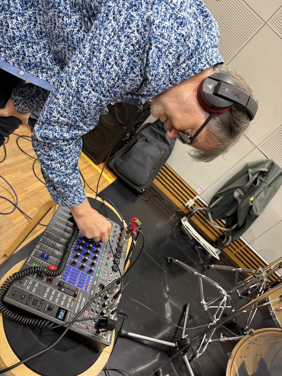 photosniper69's tweet image. レコーディング、お疲れ様でした🎸
腹減ったー🫠

#レコーディング
#Ibanez
#7弦 
#zoom