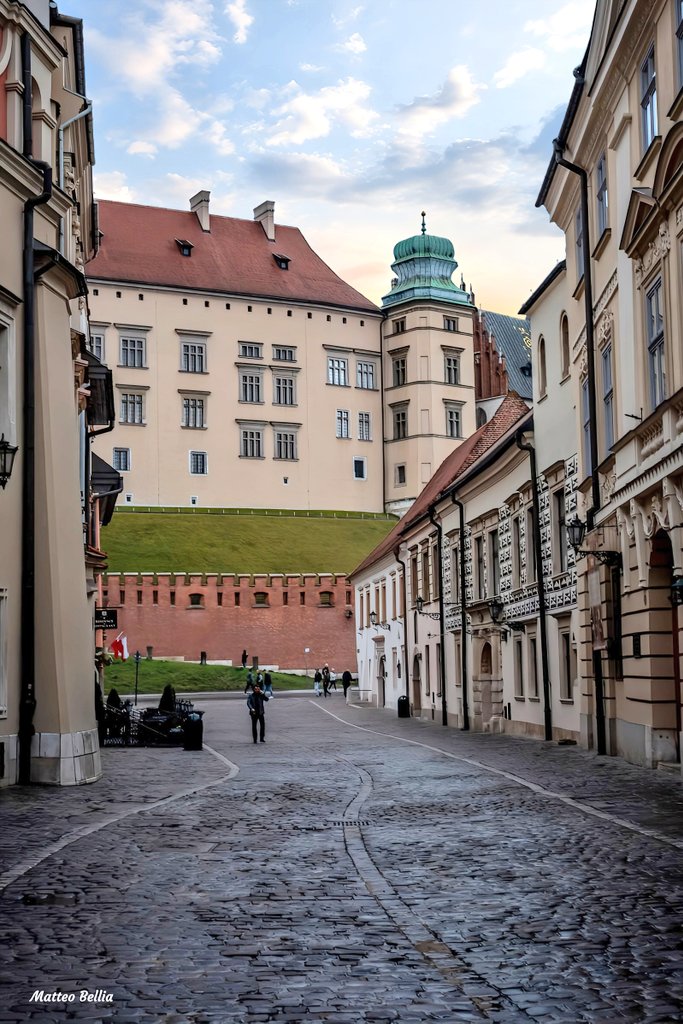 tsEmma15's tweet image. Krakow Through the Lens. A view from Kanonicza Street of Wawel Royal Castle at golden dawn.
Kanonicza Street one of the best-preserved Renaissance and Baroque streets in Poland. Every tenement house here has its own story.
#Poland #history #architecture