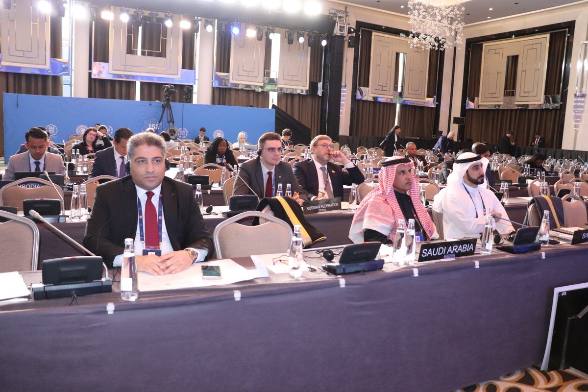 arabparlment's tweet photo. خلال مشاركته في ورشة عمل حول اتفاقية الأمم المتحدة لمكافحة الجريمة السيبرانية:
البرلمان العربي يدعو إلى تعزيز التعاون البرلماني الدولي في مكافحة جرائم الأمن السيبراني

أكد البرلمان العربي أهمية تعزيز التعاون البرلماني الدولي لمواجهة التهديدات المتزايدة في الفضاء السيبراني، في ظل التحول الرقمي المتسارع الذي لم يعد يقتصر على كونه أداة للتنمية، بل أصبح ساحة مفتوحة لجرائم معقدة تستهدف الأفراد والمؤسسات والبنى التحتية على حد سواء.

جاء ذلك في الكلمة التي ألقاها معالي النائب أيمن نقرة رئيس لجنة الشؤون الخارجية والسياسية والأمن القومي خلال مشاركته في ورشة عمل حول اتفاقية الأمم المتحدة لمكافحة الجريمة السيبرانية، والتي عقدت على هامش اجتماعات الاتحاد البرلماني الدولي في مدينة إسطنبول التركية.    

وأكد "نقرة" على أهمية اتفاقية الأمم المتحدة لمكافحة الجرائم السيبرانية، باعتبارها خطوة مهمة نحو بناء إطار دولي مشترك للتصدي لهذه الجرائم، مع التأكيد على أن التحدي الحقيقي لا يكمن في صياغة القواعد، بل في ضمان تنفيذها بفعالية على أرض الواقع.

وشدد "نقرة" على الدور المحوري للبرلمانات، الذي لا يقتصر على التصديق على الاتفاقيات الدولية، بل يمتد ليشمل مواءمة التشريعات الوطنية، وتعزيز الرقابة على تنفيذها، مع الحفاظ على التوازن بين مكافحة الجرائم السيبرانية وصون حقوق الإنسان.

وأشار "نقرة" إلى أنه كان سبّاقًا في هذا المجال، حيث اعتمد أول قانون عربي استرشادي موحد للأمن السيبراني، بما يعكس وعيًا مبكرًا بأهمية بناء إطار تشريعي متكامل للتعامل مع التهديدات الرقمية.

وفي هذا السياق، طرح "نقرة" عددًا من المقترحات العملية لتعزيز فعالية التنفيذ، من أبرزها إعداد دليل برلماني مبسط للاتفاقية الأممية لمكافحة الجرائم السيبرانية، يوضح موادها وآليات التصديق عليها، وتعزيز التعاون البرلماني الدولي من خلال تبادل الخبرات وأفضل الممارسات، خاصة في مجالات جمع الأدلة الرقمية والتعامل مع الجرائم العابرة للحدود.

وأكد "نقرة" في ختام مداخلته أن التحدي لم يعد في نقص التشريعات أو الاتفاقيات، بل في فجوة التنفيذ، داعيًا إلى ضرورة تعزيز الالتزام الدولي لتحويل النصوص إلى واقع ملموس يسهم في حماية المجتمعات من مخاطر الجرائم السيبرانية.