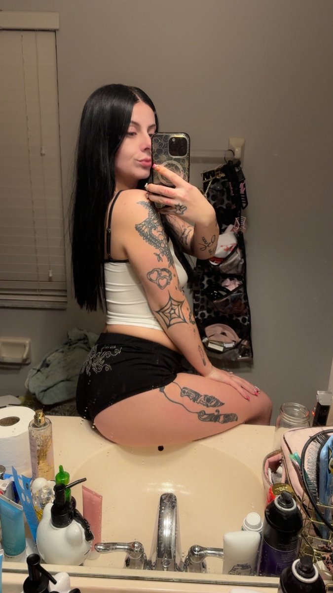 secret seller 🎀 tweet media