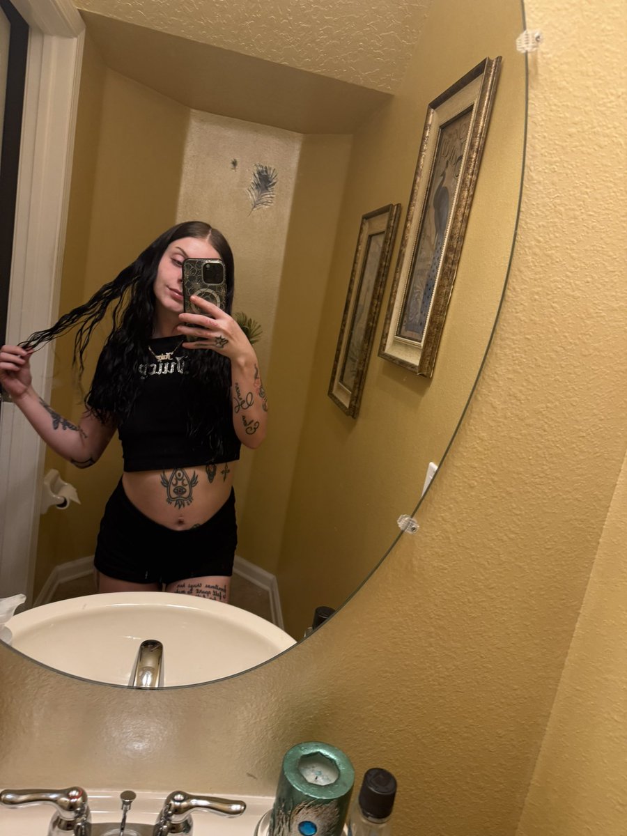 secret seller 🎀 tweet media