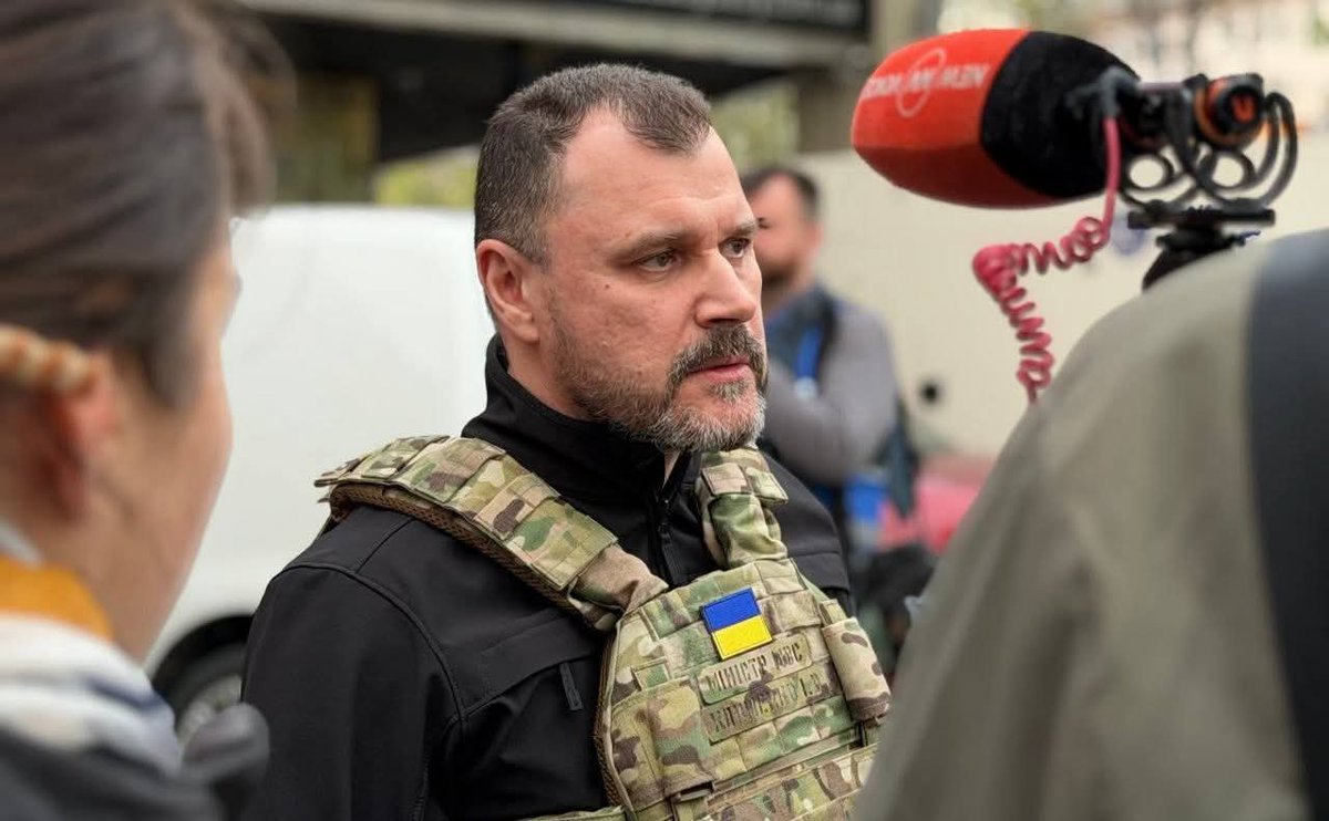 Дайте уточним:
1. У війську в обов'язковому порядку видають зброю. Багато зброї. В тому числі - великі калібри, гранати, мінно-вибухові. Але в цивільному житті мені не можна навіть короткоствол, бо я стану небезпечний.
2. Зброю громадянам не потрібно, бо поліція їх і так 👇