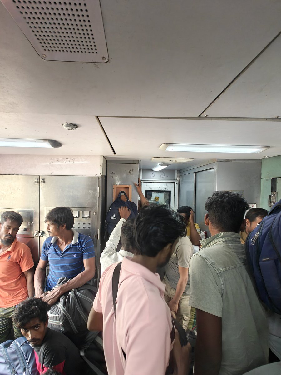 sanjaymg's tweet photo. @RailwaySeva @BhusavalDivn https://t.co/3i0YrZiNoj