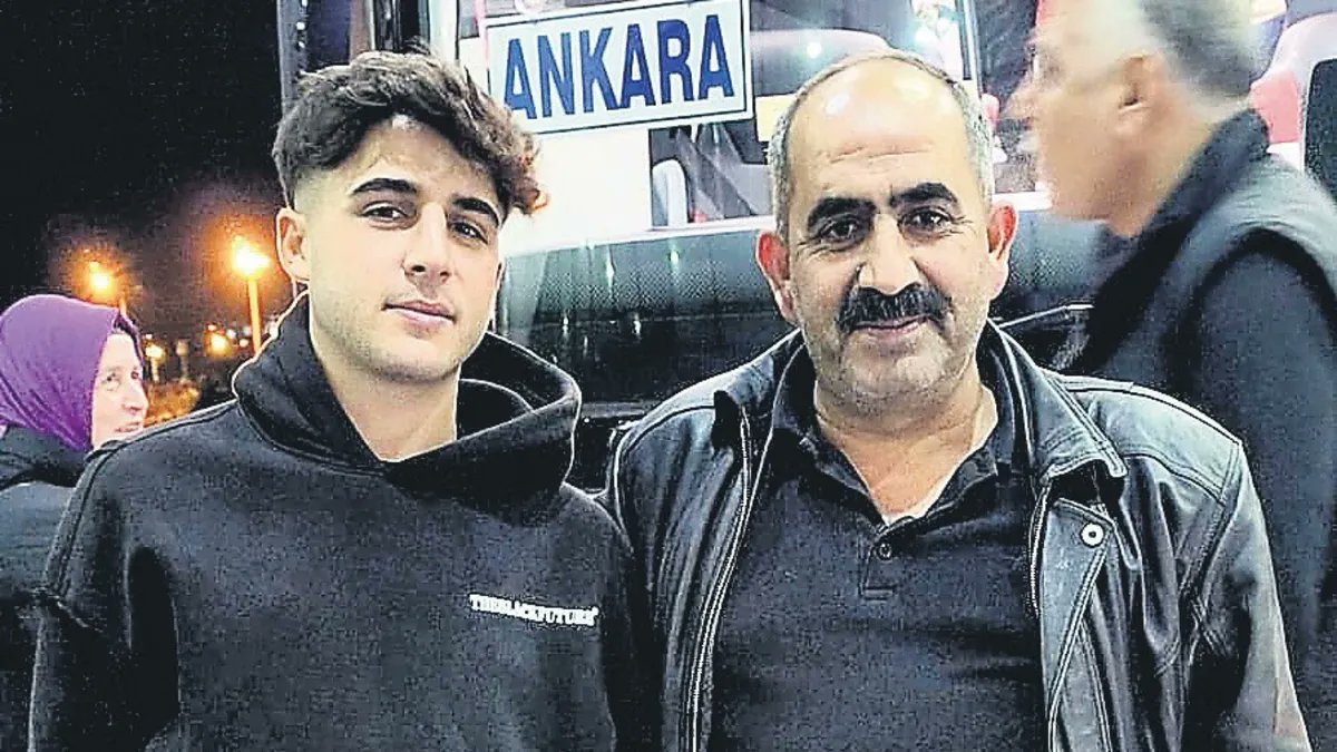 OSinan4935's tweet photo. Evladını çalışmaya diye  gönderiyorsun...Daha sonra evladına veda bile edemeden ..Soğuk yüzünü bile öpemeden sonsuz olarak ayrılıyorsun.. Vicdansızlar yüzünden Evladın elinden alınıyor.Hem de  çok acı bir biçimde..Hesap verilecek #ibrahimyaşar . Baba'nın gözyaşında boğulacaksınız https://t.co/7mjd17gbOW