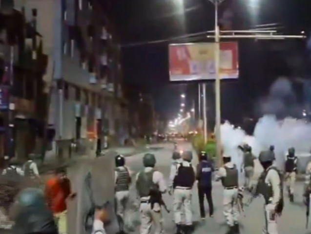 ani_digital's tweet image. Security forces use tear gas to disperse protesters in Imphal West; 7-day shutdown called over Tronglaobi bomb attack

Read @ANI Story | aninews.in/news/national/…

#Manipur #TronglaobiBombAttack #Protest #ImphalWest