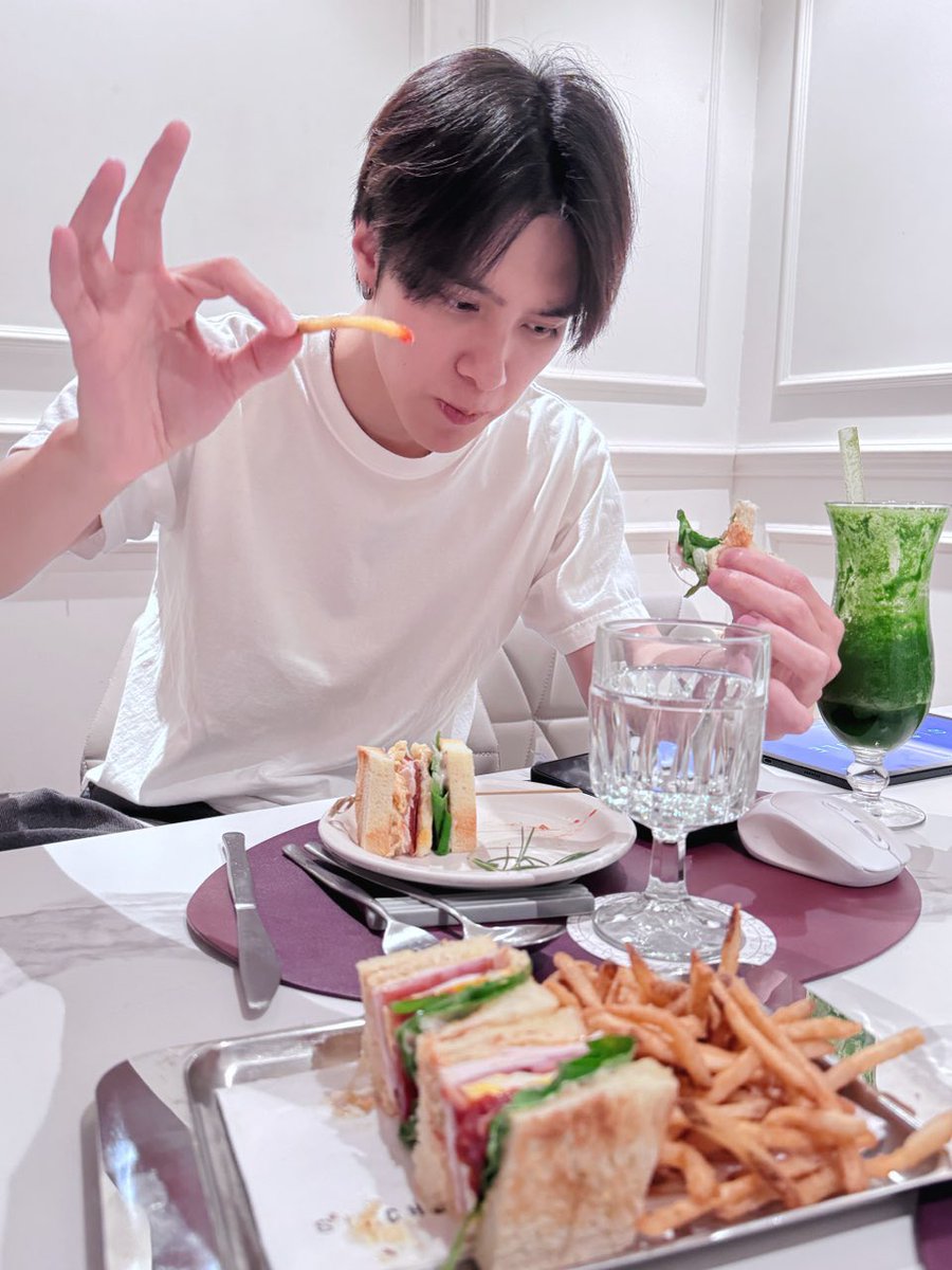 HENDERY 💭

“Me during a meeting”
“I suggest we make all meetings like this”
“More relaxed”
“Let’s join hands and make a difference together”
“So you can eat whatever you want during meetings”